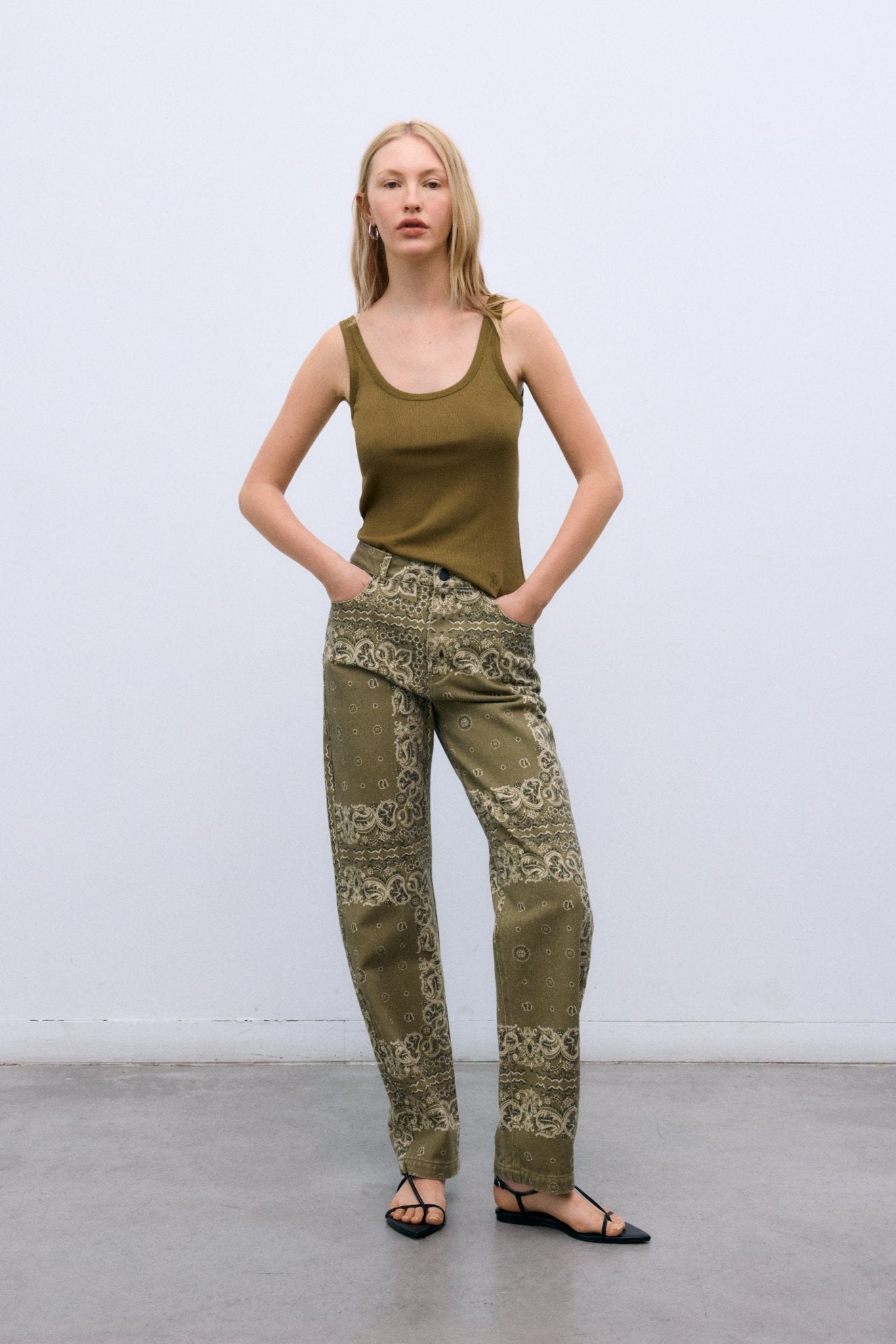 Jeanshose mit normaler Passform aus BCI-Baumwolle mit einem stilvollen Bandana-Print.