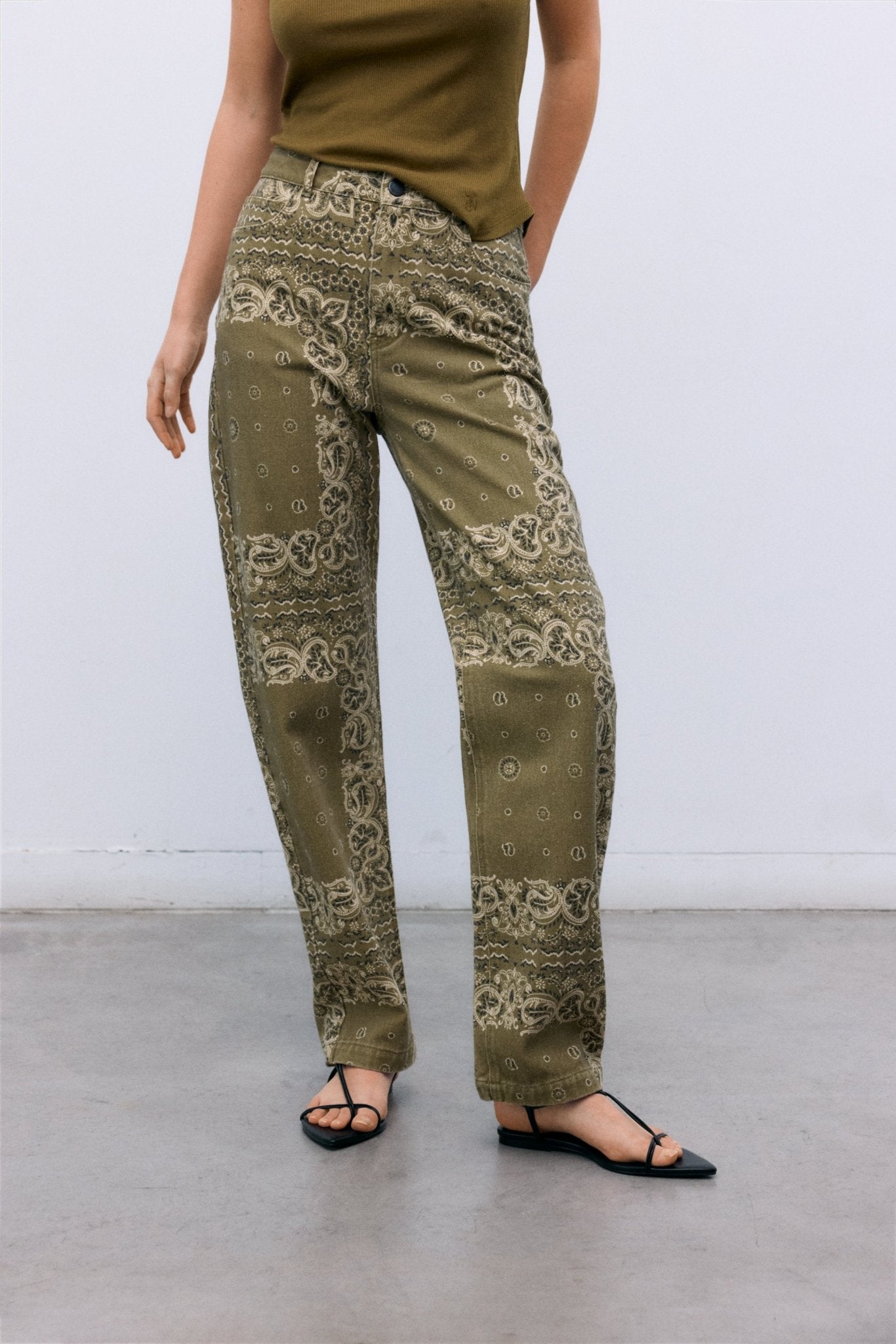 Jeanshose mit normaler Passform aus BCI-Baumwolle mit einem stilvollen Bandana-Print.