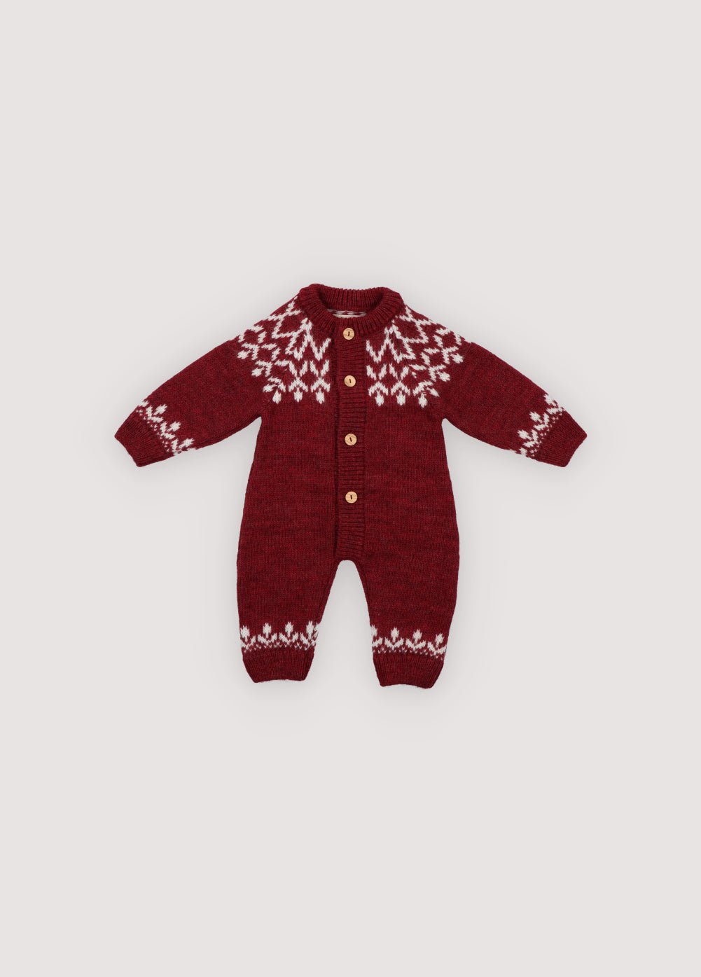 Une barboteuse tricotée confortable dans une couleur prune festive, avec un charmant motif blanc sur la poitrine, les manches et les chevilles. Doux, chaud et légèrement extensible, il assure un confort aux tout-petits toute la journée. Conçu avec une fermeture boutonnée sur le devant et une coupe décontractée, il est parfait pour un habillage facile et des mouvements sans soucis. Idéal pour les réunions de vacances ou pour capturer des souvenirs saisonniers avec style.