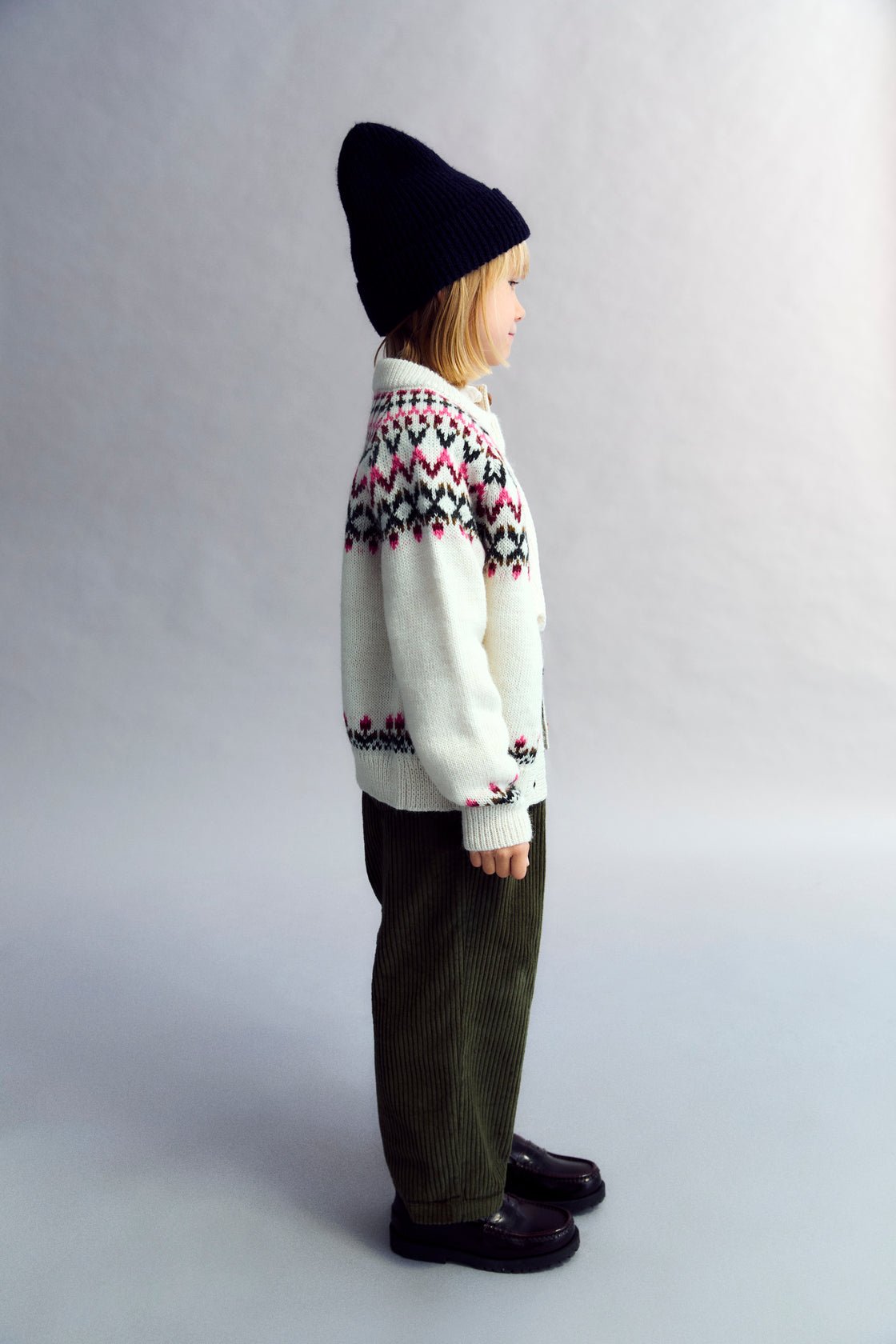 Cárdigan en lujosa mezcla de alpaca y lana, con abertura frontal con botones de madera y un hermoso diseño floral en jacquard en frente, espalda y mangas.