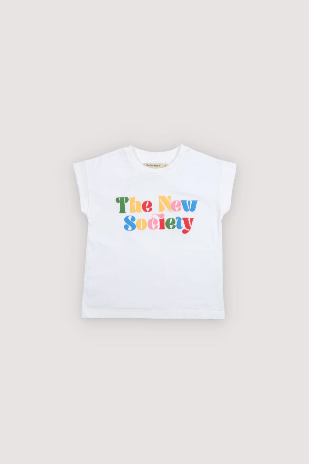 Heben Sie sich von der Masse ab mit dem weißen T-Shirt von uns Teen Drop 1 SS26-Kollektion. Dieses T-Shirt besteht aus weichem, nachhaltigem Stoff und verfügt über farbenfrohe „The New Society’-Text auf einem sauberen beigen Hintergrund.