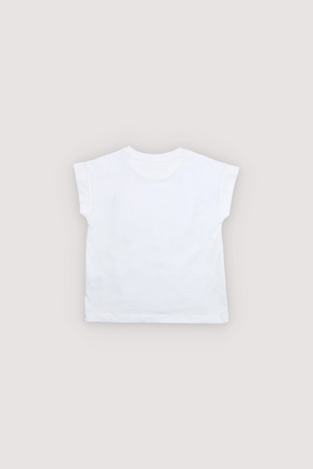 Heben Sie sich von der Masse ab mit dem weißen T-Shirt von uns Teen Drop 1 SS26-Kollektion. Dieses T-Shirt besteht aus weichem, nachhaltigem Stoff und verfügt über farbenfrohe „The New Society’-Text auf einem sauberen beigen Hintergrund.