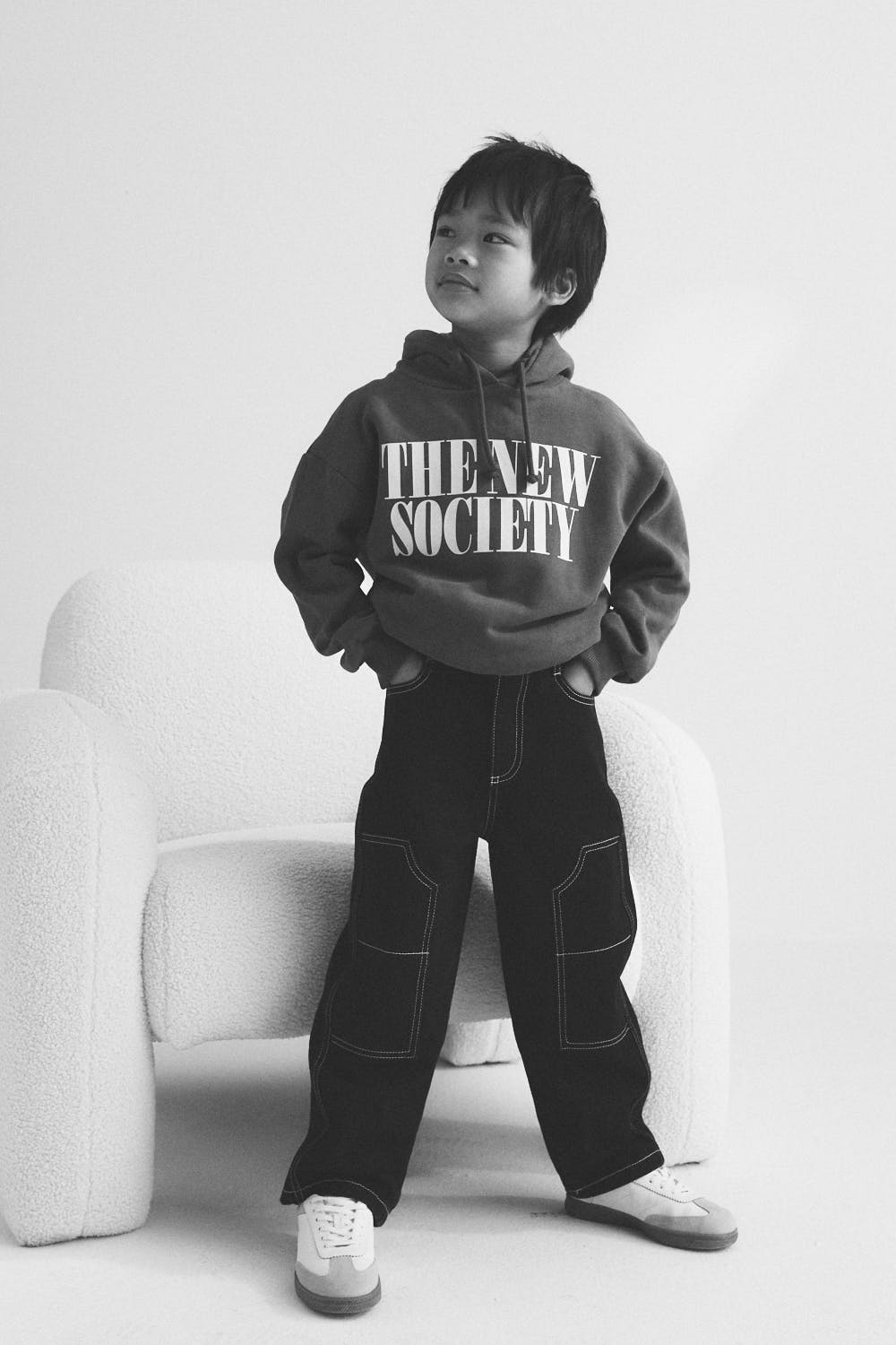 The Yaiza pant is a new and original style, with a wider fit, contrasting topstitching details and a unique TNS embroidery on the back pocket. It also includes an adjustable interior waistband with elastic.
