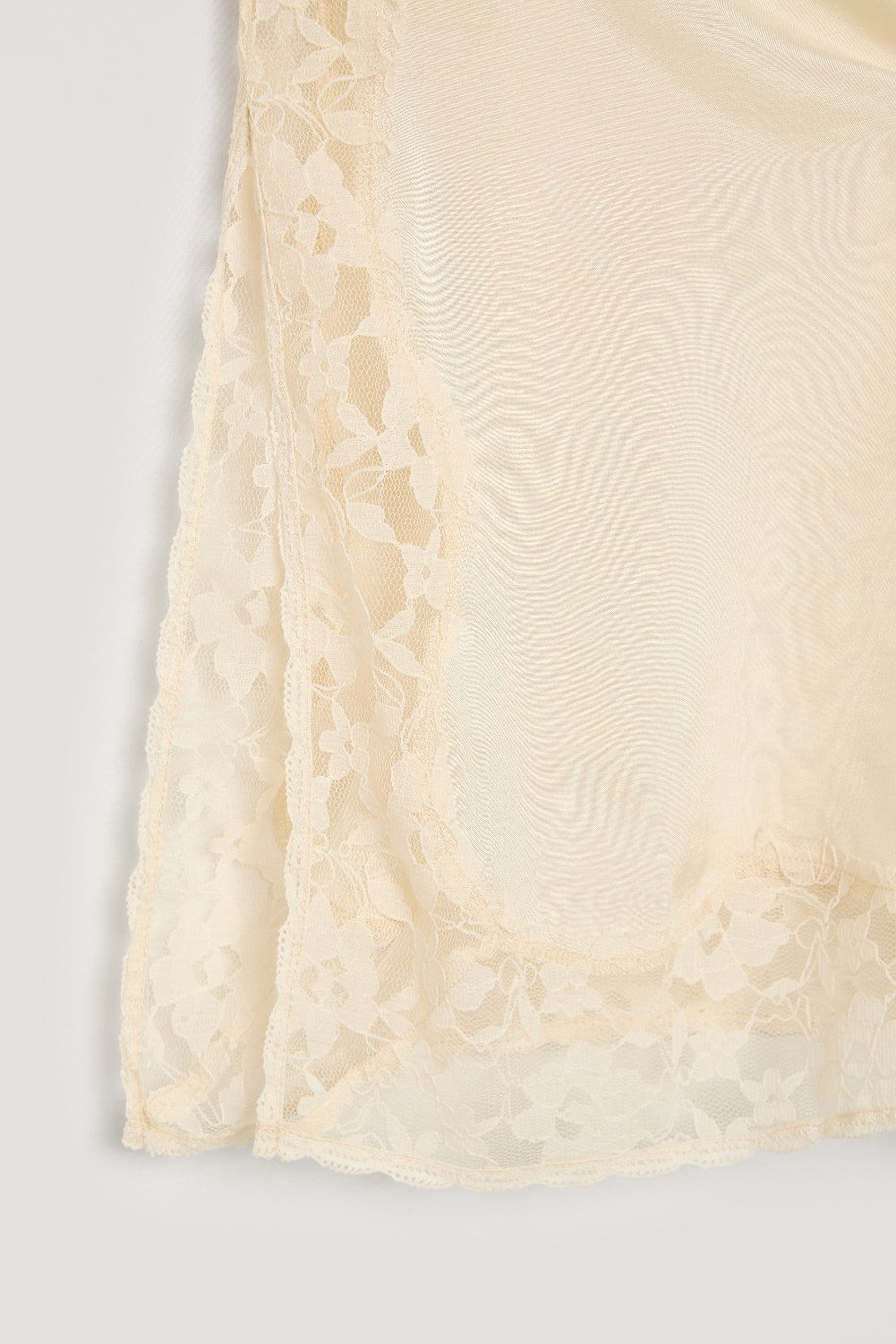 Blouse confectionnée dans un mélange raffiné de viscose et de soie, avec des détails en dentelle élégants et délicats qui ajoutent une touche romantique