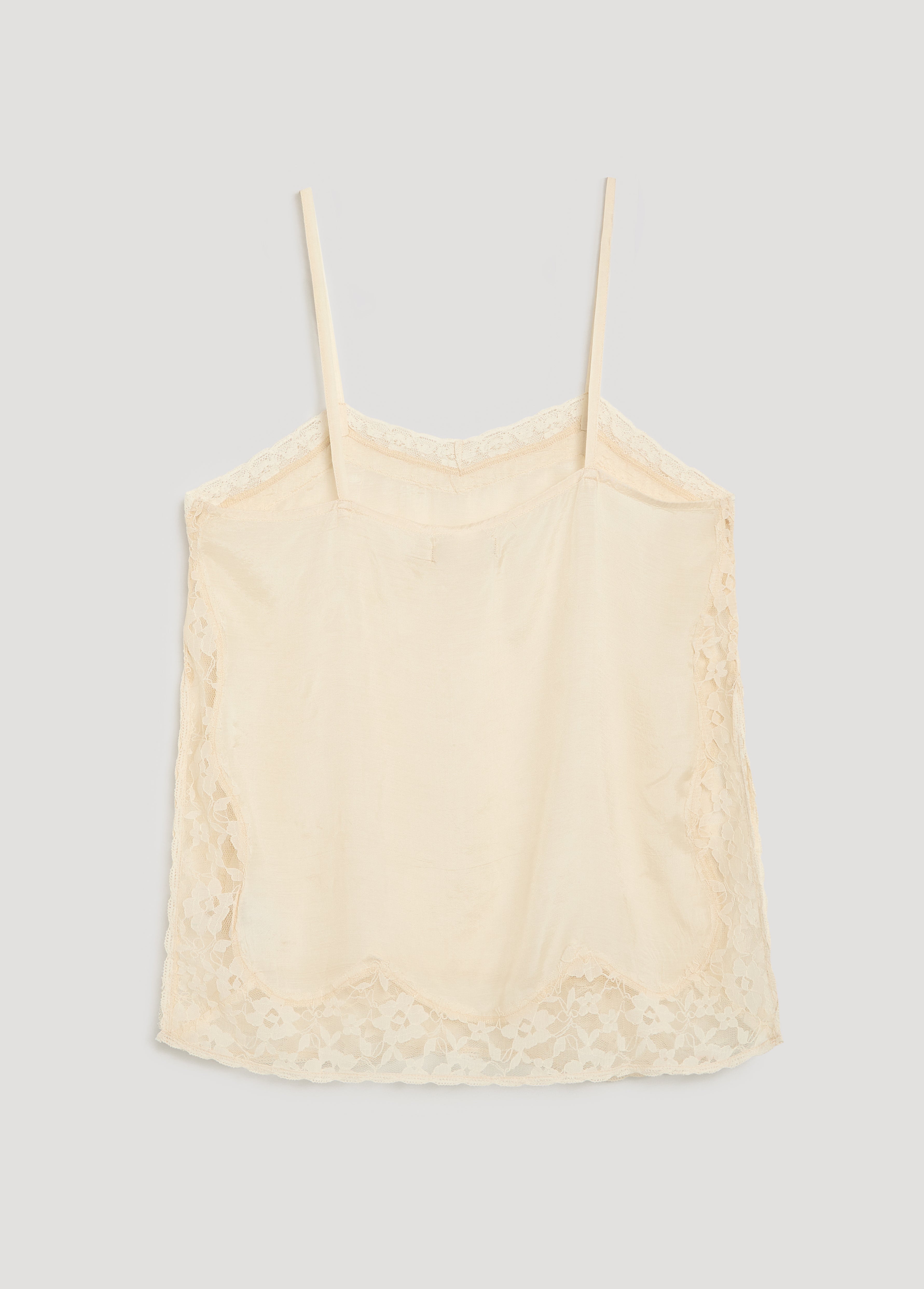 Blouse confectionnée dans un mélange raffiné de viscose et de soie, avec des détails en dentelle élégants et délicats qui ajoutent une touche romantique