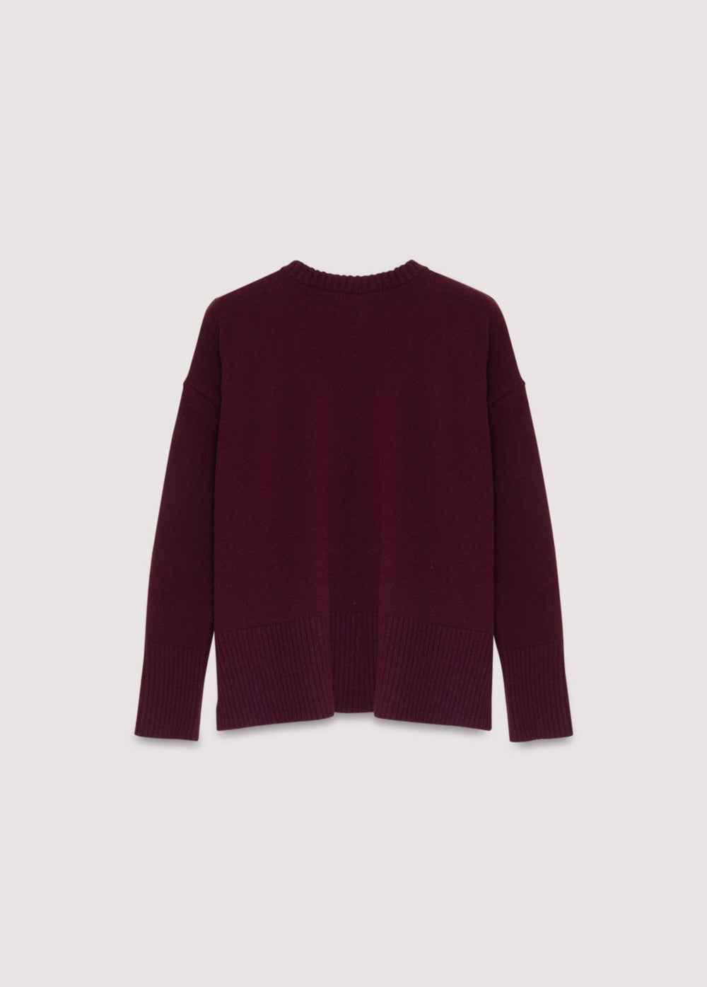 Cashmere sweater with a round neck and wide ribbing at the cuffs and hem. It features side slits.