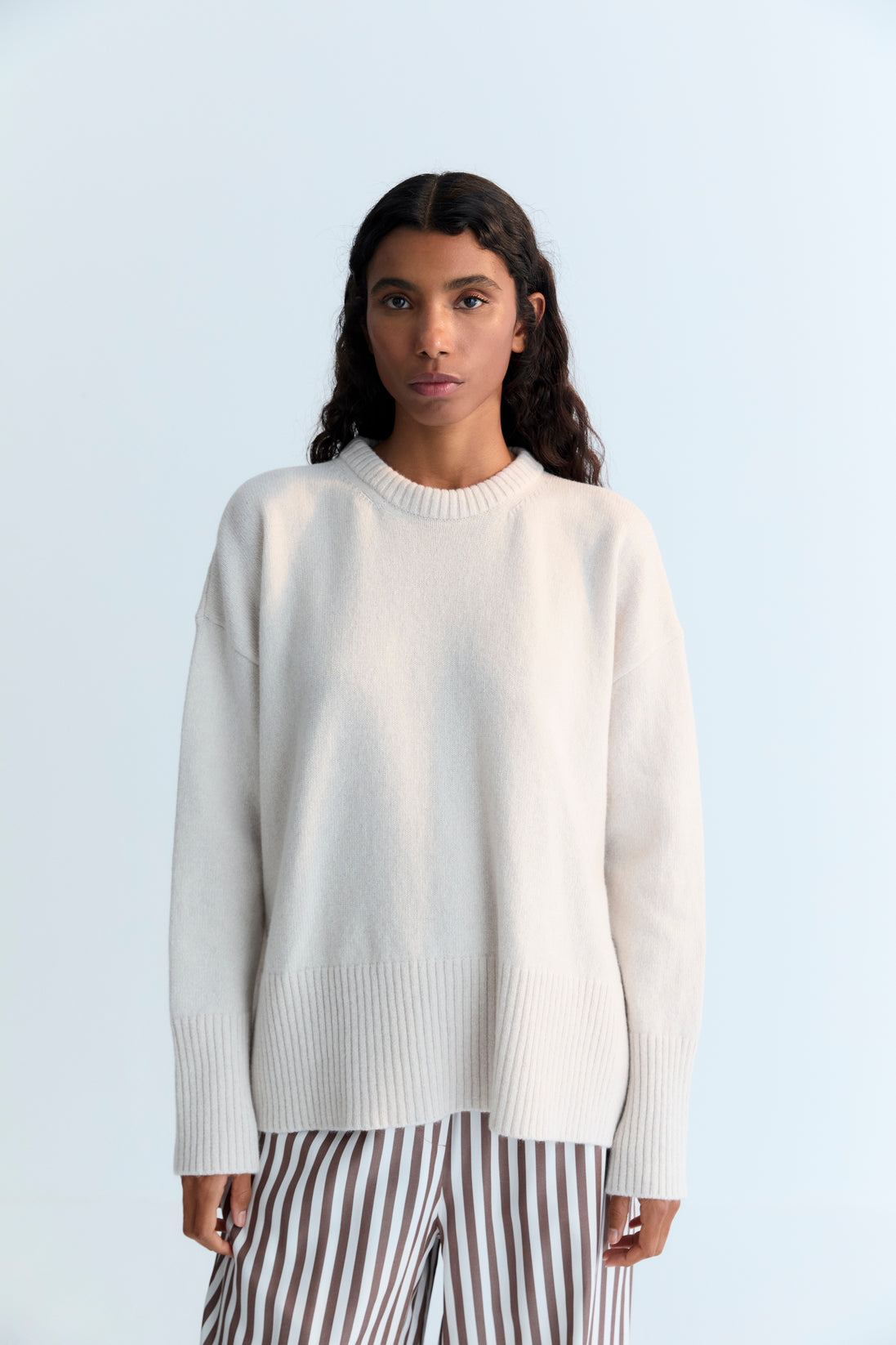 Cashmere sweater with a round neck and wide ribbing at the cuffs and hem. It features side slits.
