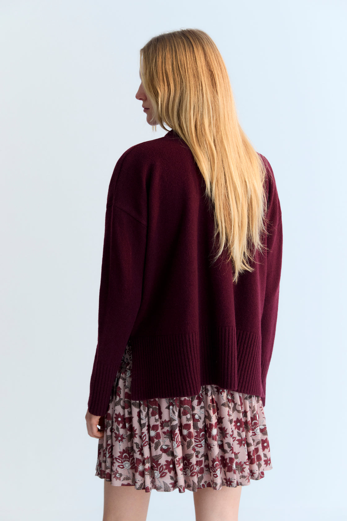 Cashmere sweater with a round neck and wide ribbing at the cuffs and hem. It features side slits.