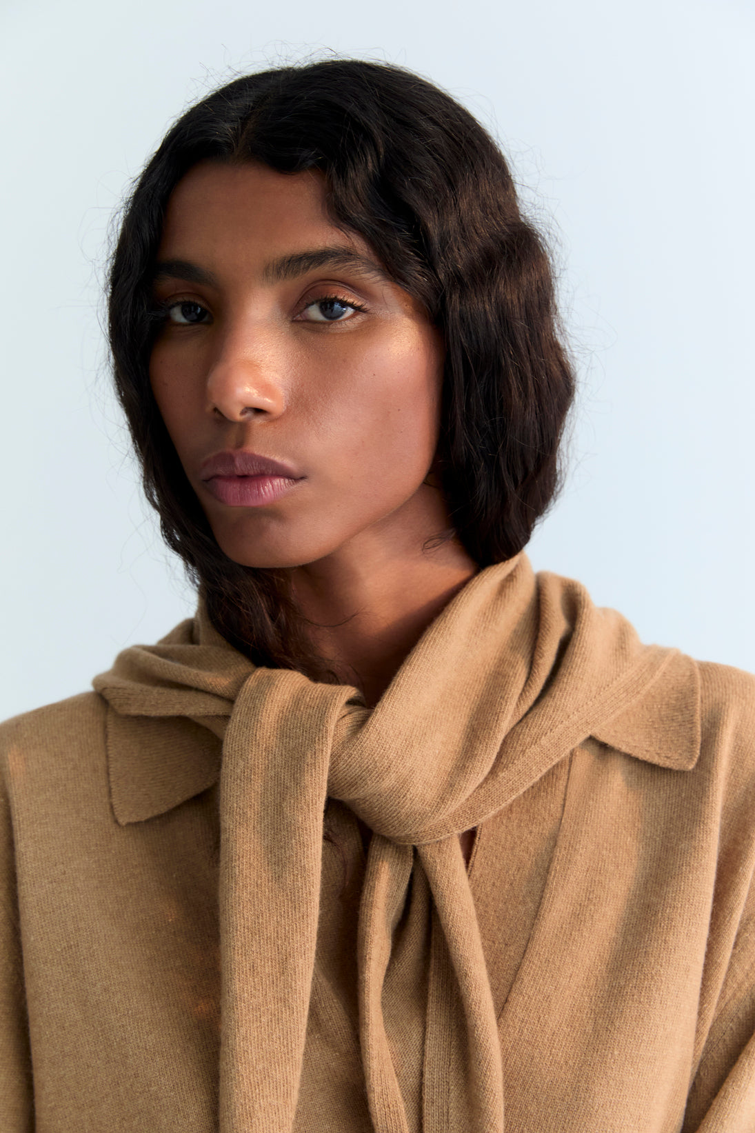 Fine-knit polo in cashmere and wool, with ribbed cuffs and hem, and a ribbed collar with a button placket.