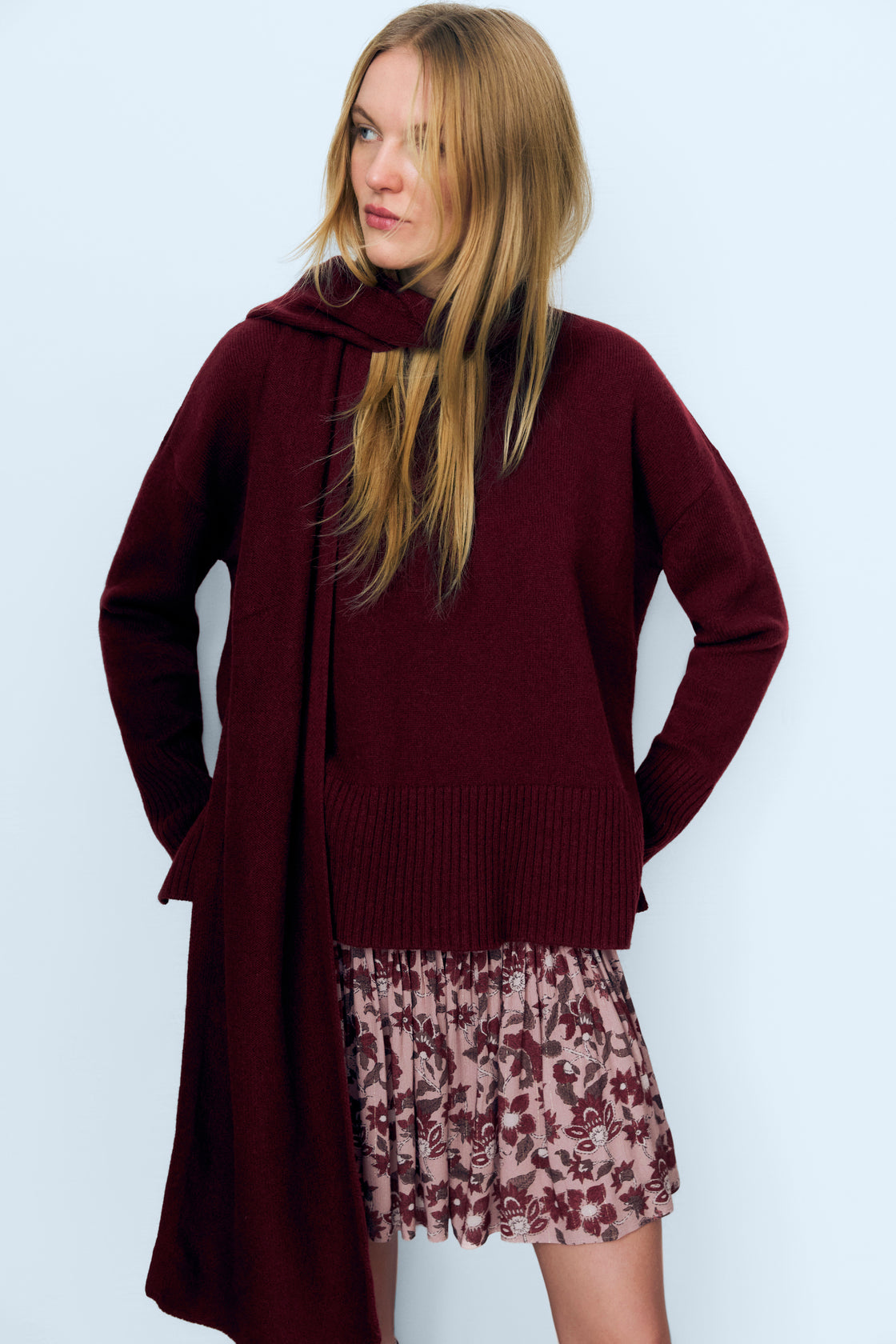 Cashmere sweater with a round neck and wide ribbing at the cuffs and hem. It features side slits.