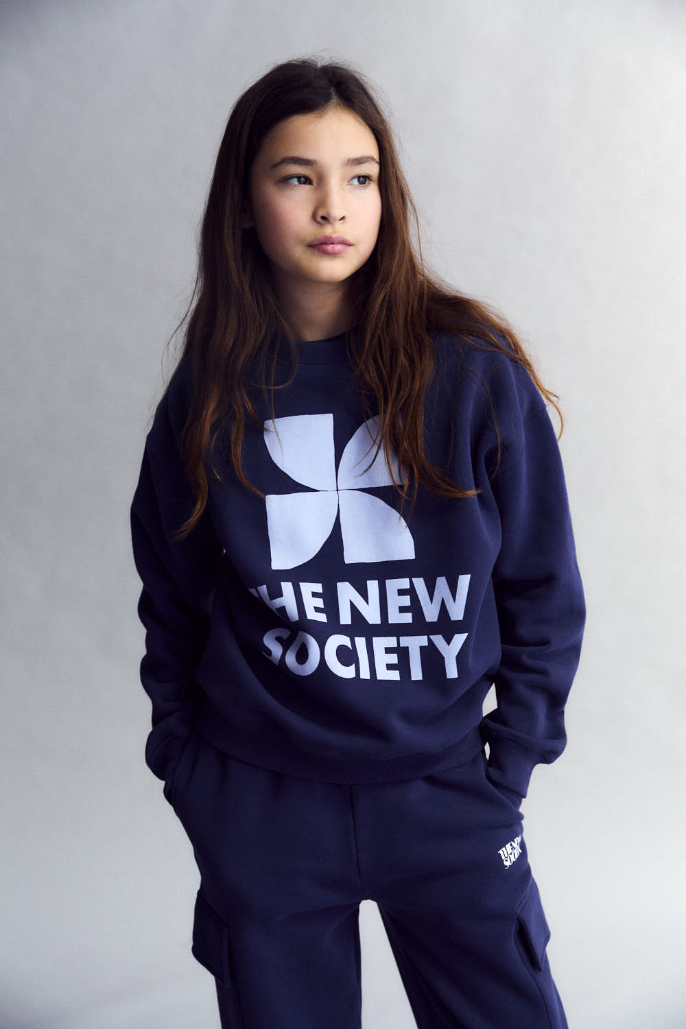 
Straight-leg fleece joggers with an elastic waistband and two cargo-style pockets. Brushed on the inside and outside.