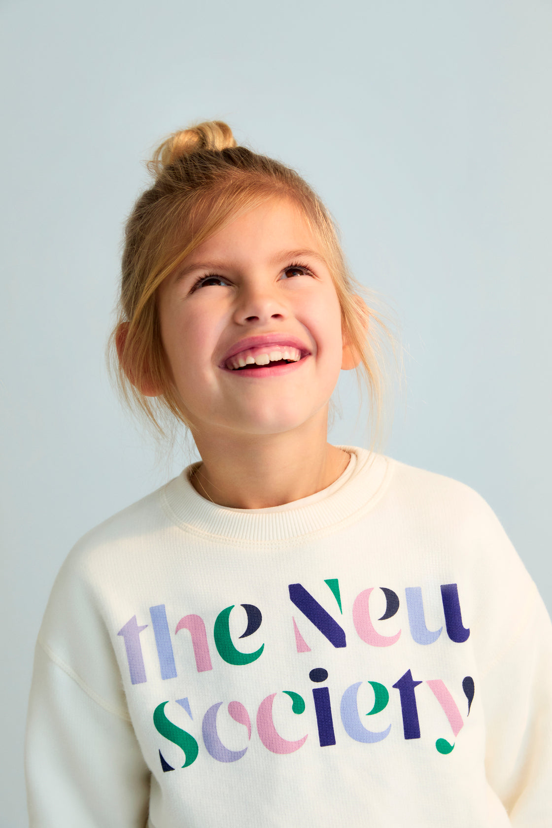 Cotton-elastane fleece sweatshirt with a multicolored brand print on the front. Brushed on the inside and outside.