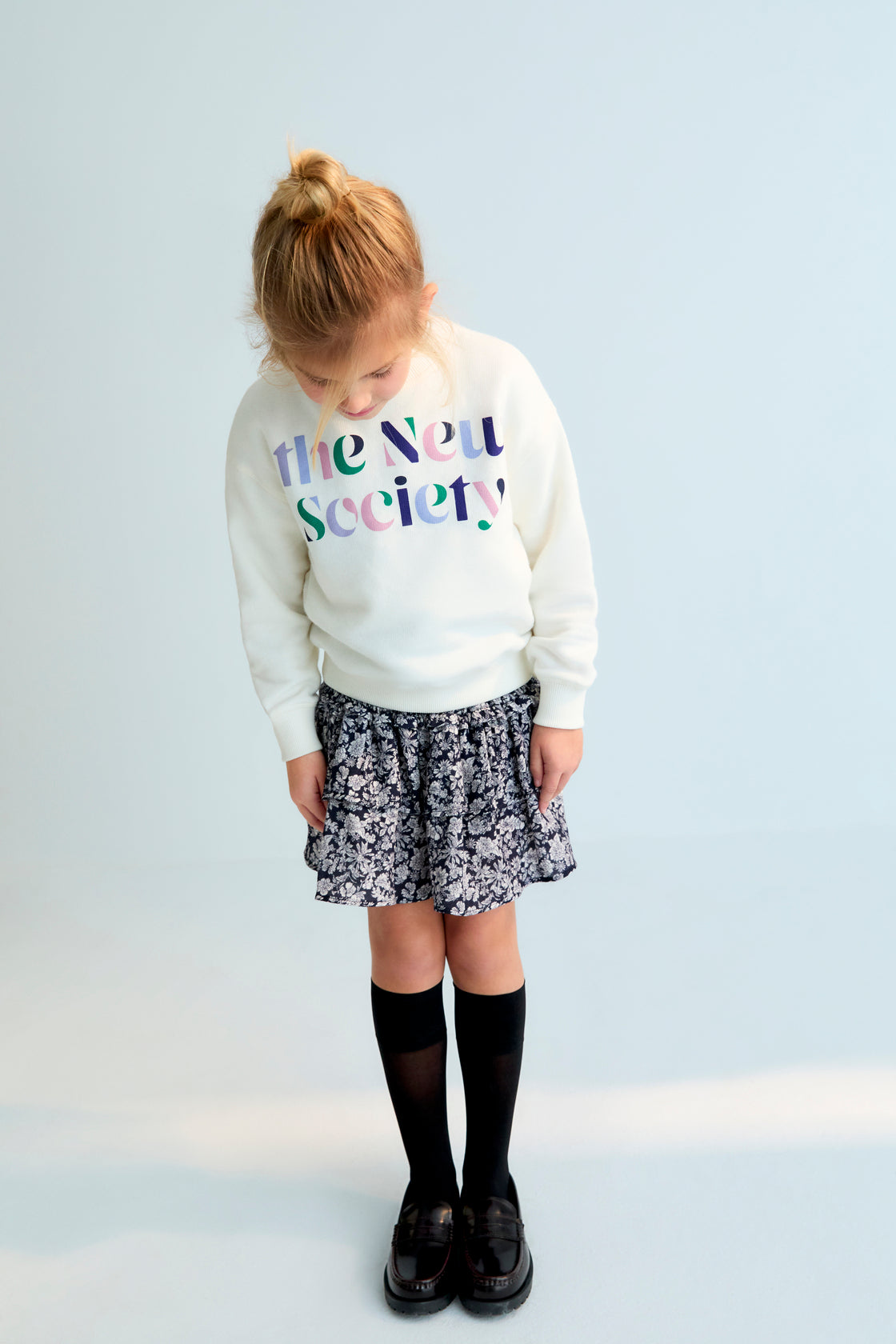 Cotton-elastane fleece sweatshirt with a multicolored brand print on the front. Brushed on the inside and outside.