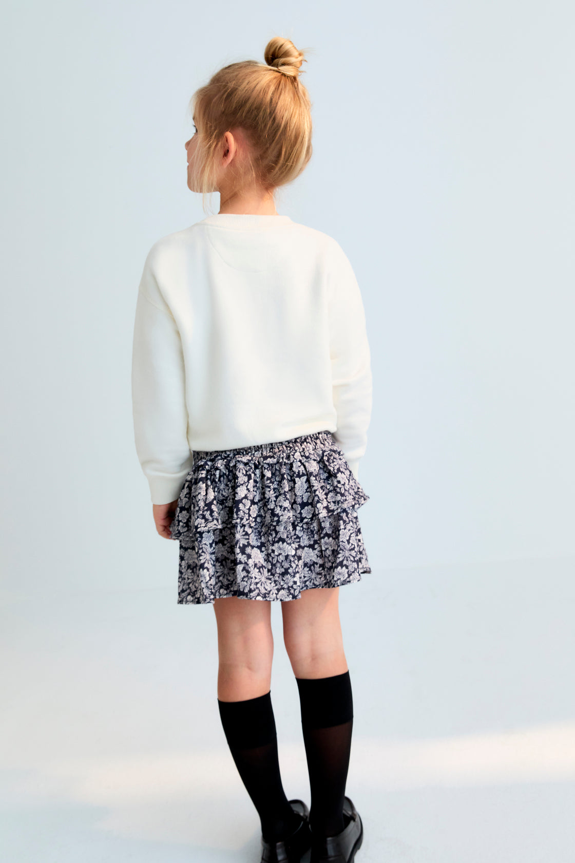 Cotton-elastane fleece sweatshirt with a multicolored brand print on the front. Brushed on the inside and outside.