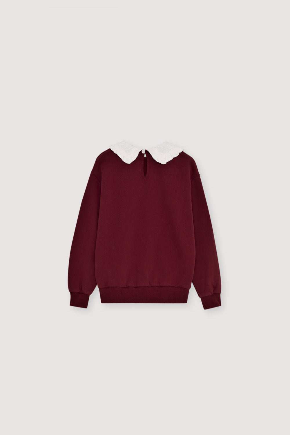 Brushed fleece sweatshirt with a brand print and collar with english embroidery. It features a teardrop opening on the back with a button closure. Brushed on the inside and outside.