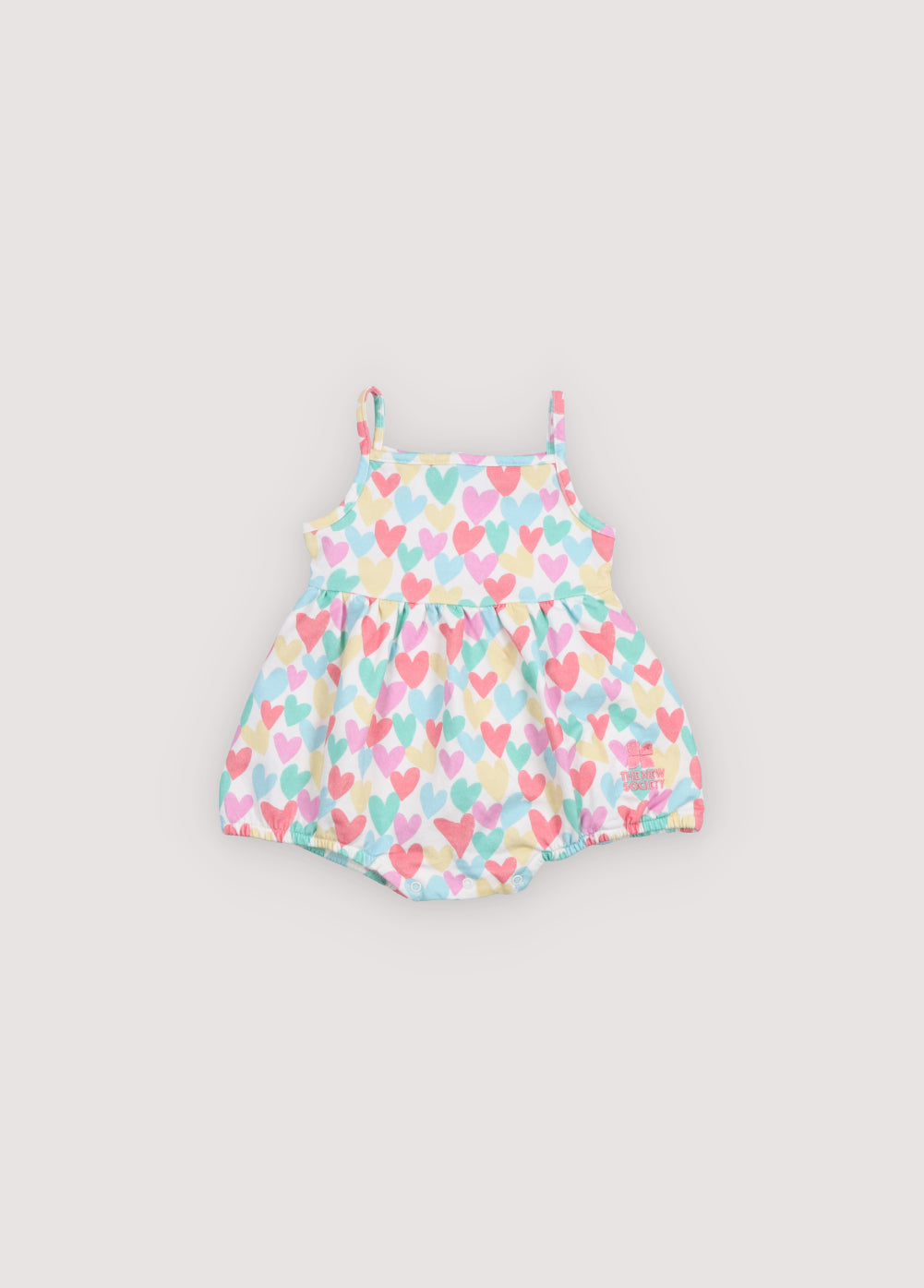 Divertido pelele para bebé confeccionado con un tejido fino y suave de algodón y elastano, con un colorido estampado de corazones. Diseñado con cierres a presión para vestirse fácilmente y un ajuste cómodo.