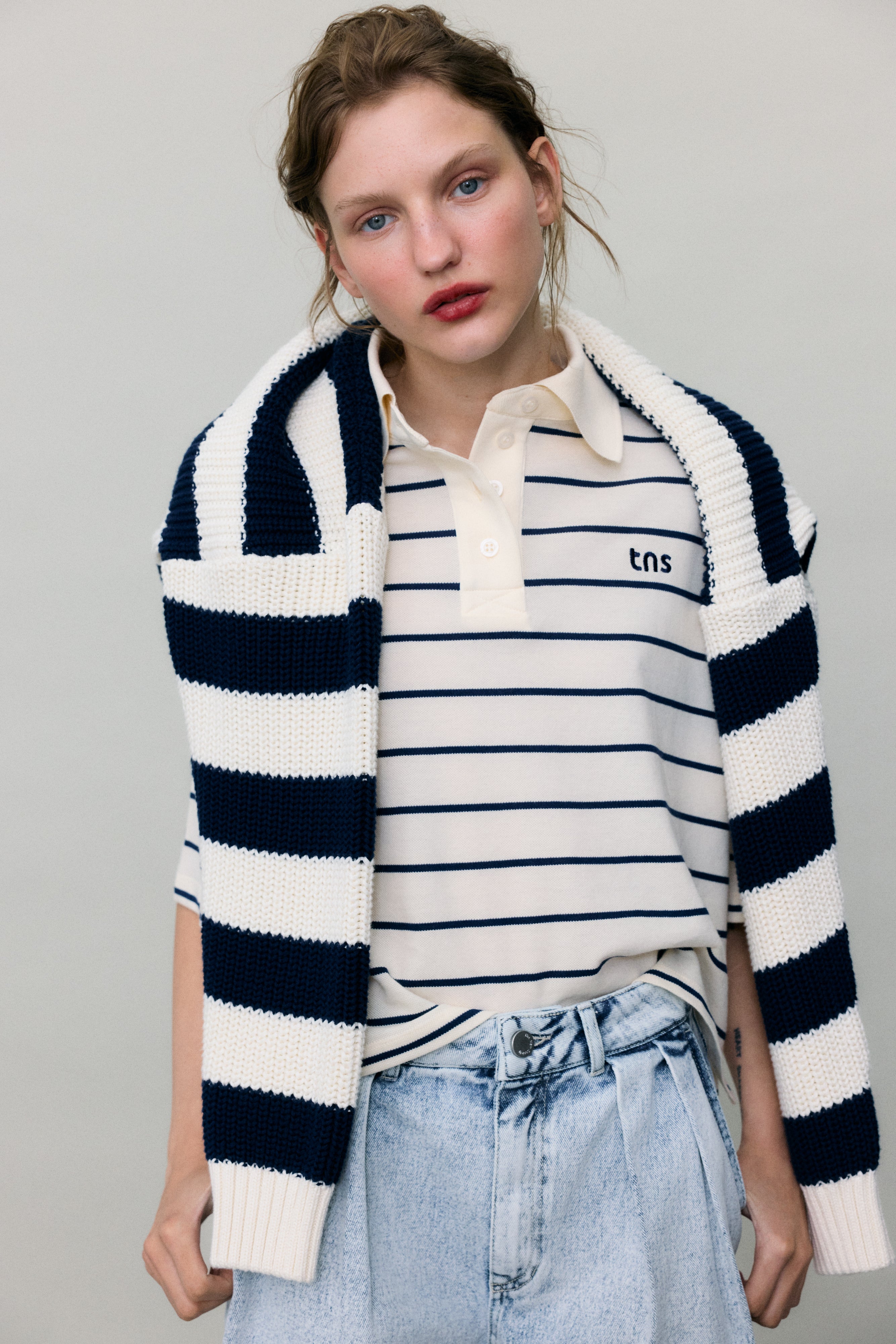 Cropped polo crafted in soft piqué fabric, featuring contrasting stripes and a structured twill collar.