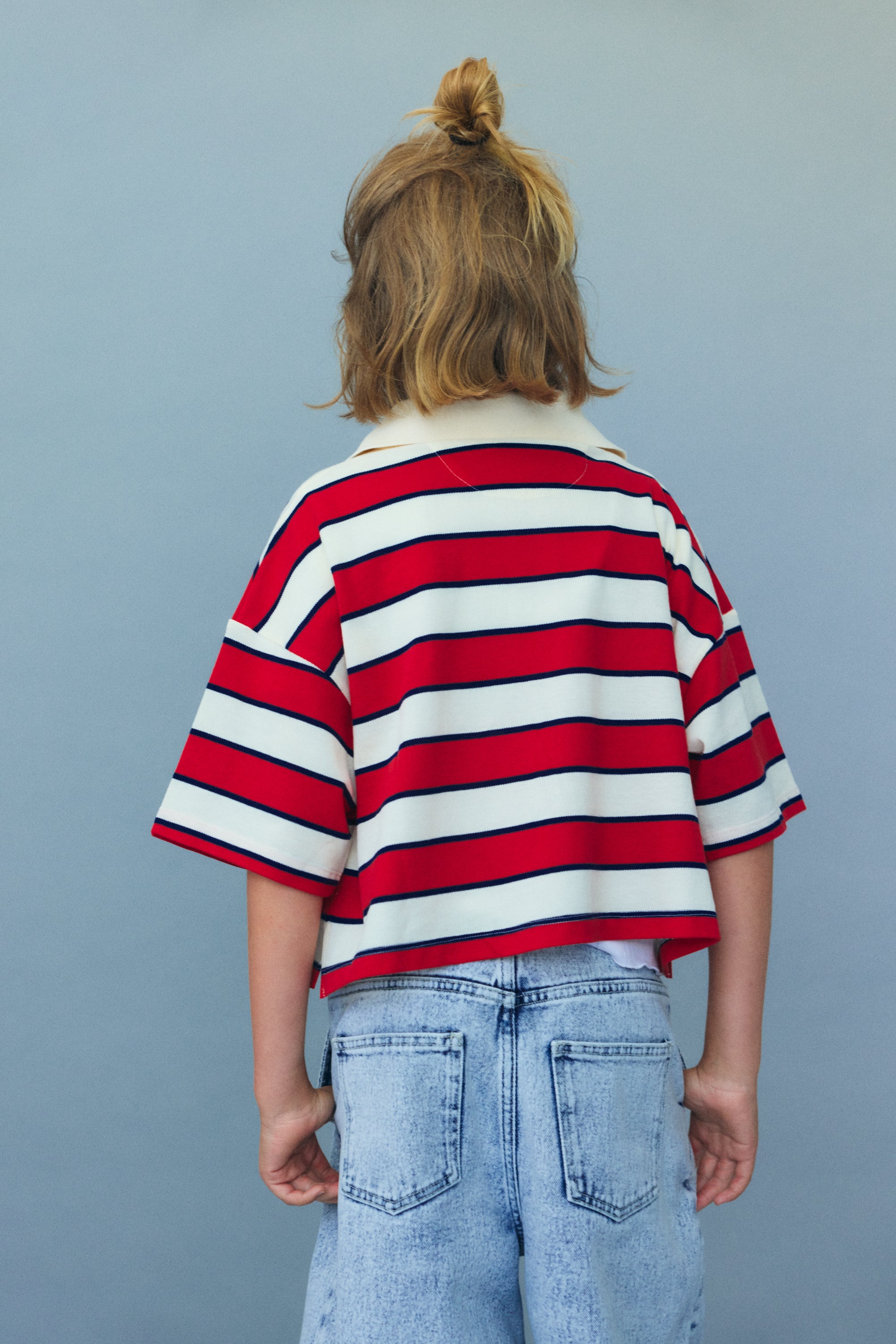 Cropped polo in soft piqué fabric featuring contrast stripes and a twill collar for a refined sporty touch.