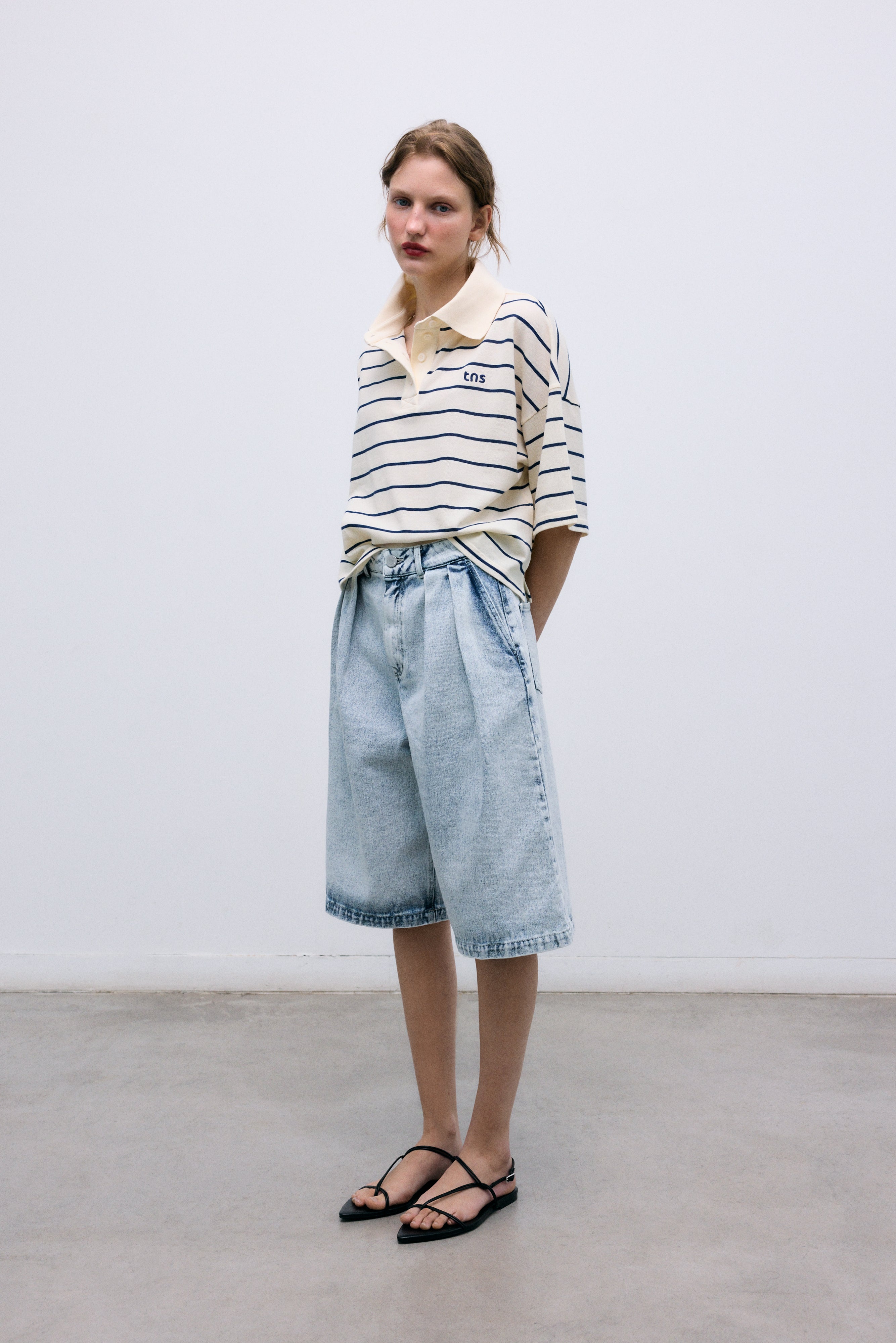 Cropped polo crafted in soft piqué fabric, featuring contrasting stripes and a structured twill collar.