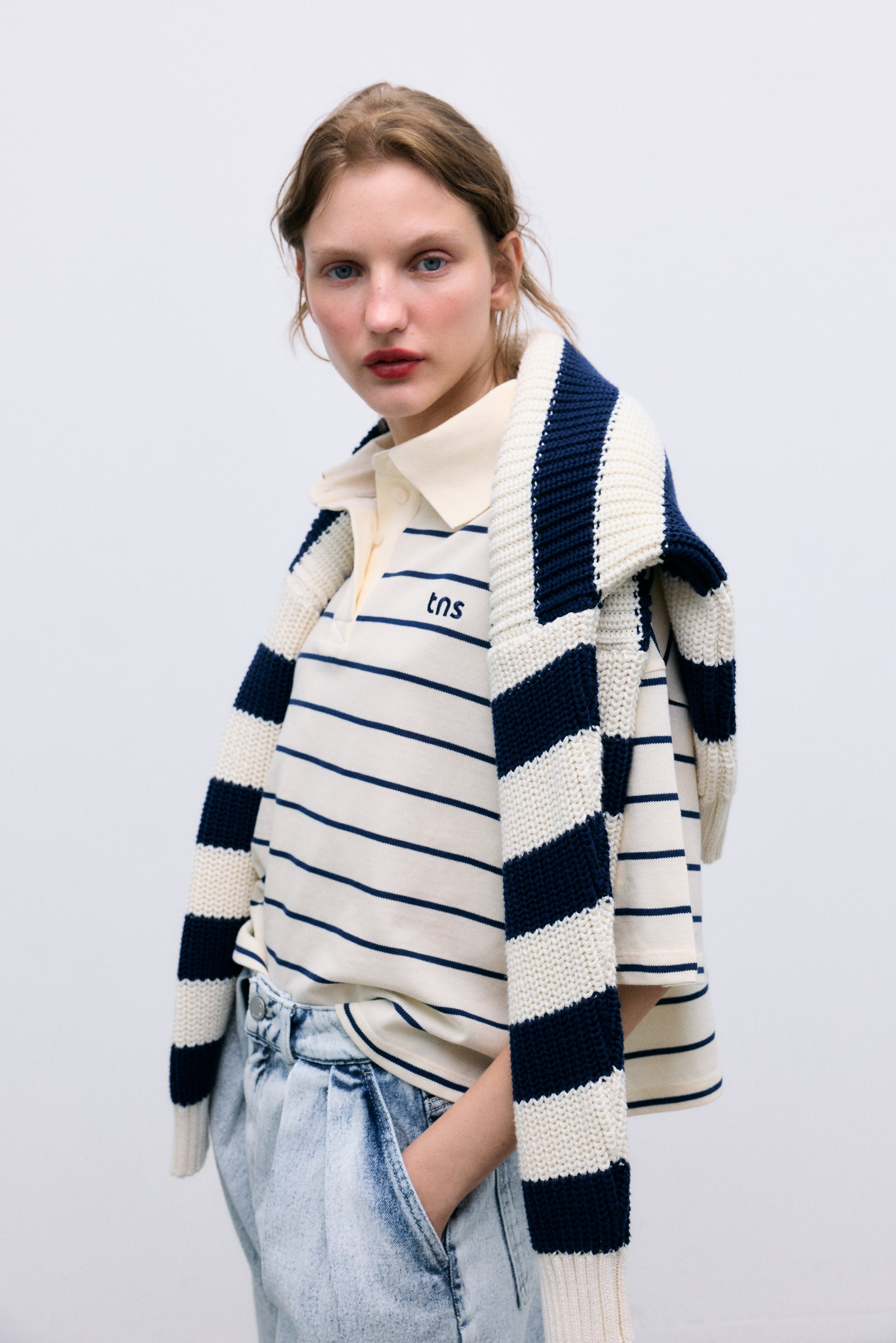 Cropped polo crafted in soft piqué fabric, featuring contrasting stripes and a structured twill collar.