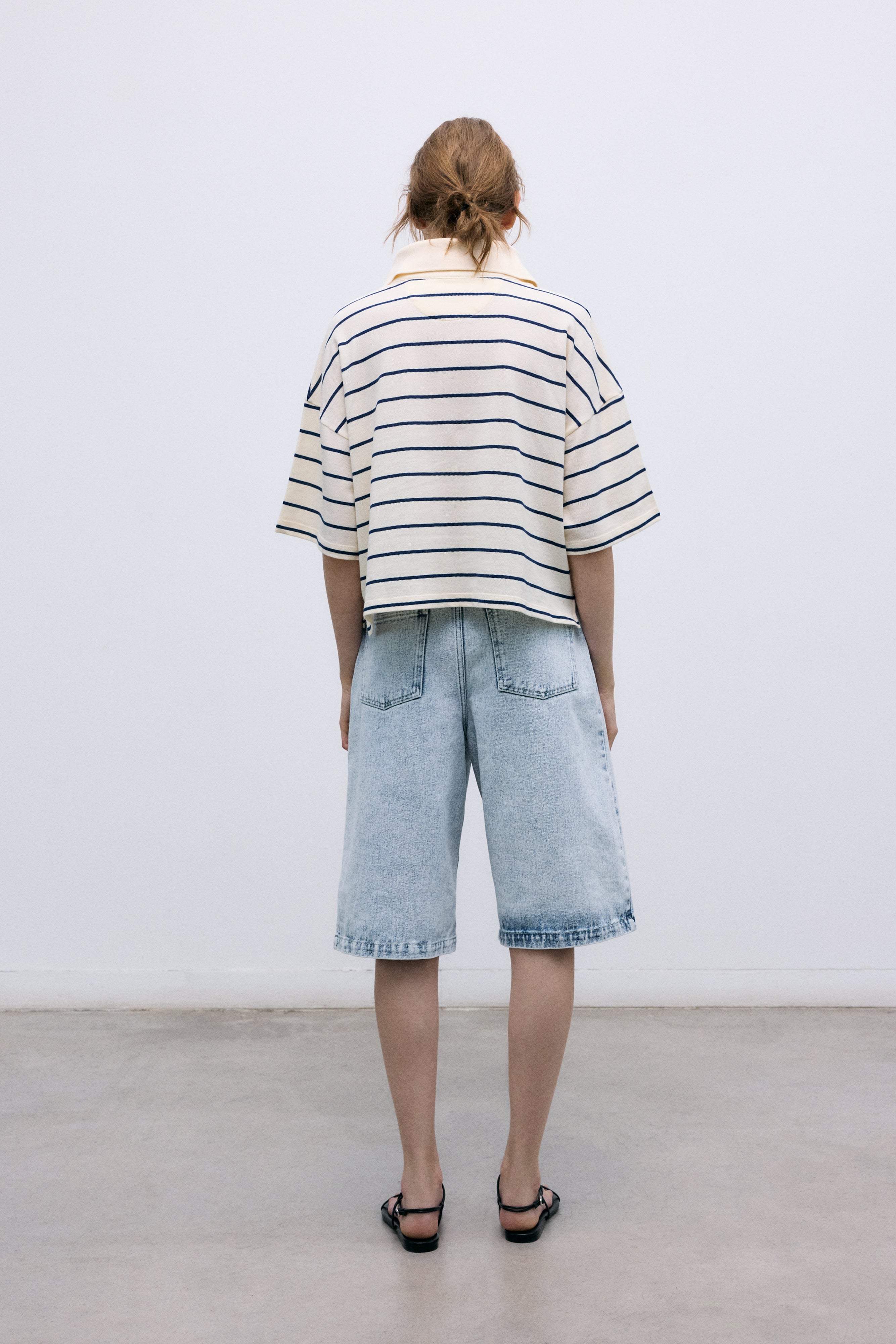 Cropped polo crafted in soft piqué fabric, featuring contrasting stripes and a structured twill collar.