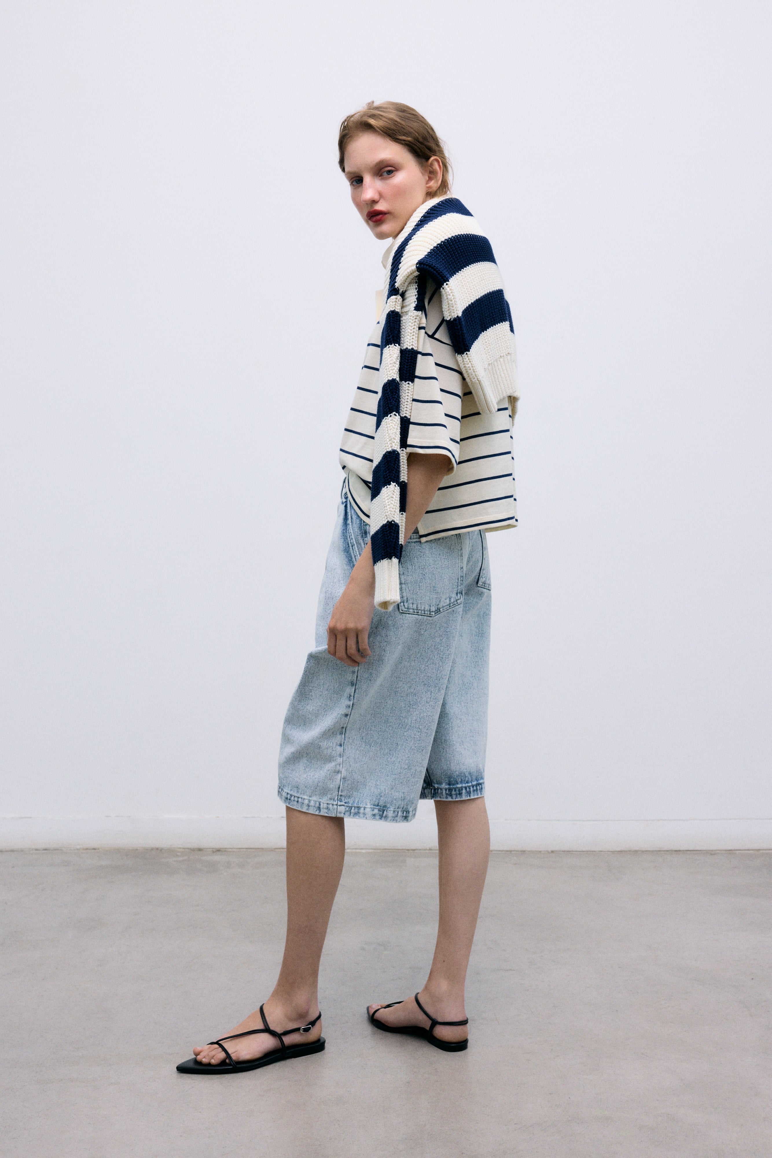 Cropped polo crafted in soft piqué fabric, featuring contrasting stripes and a structured twill collar.