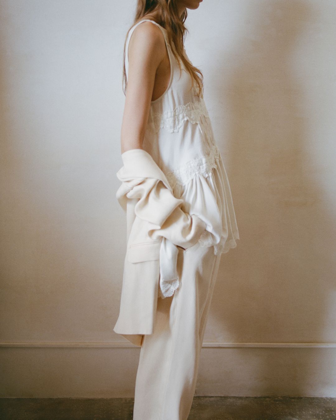 Lightweight women’s tunic in organic cotton with round neckline and loose silhouette, modern and versatile style