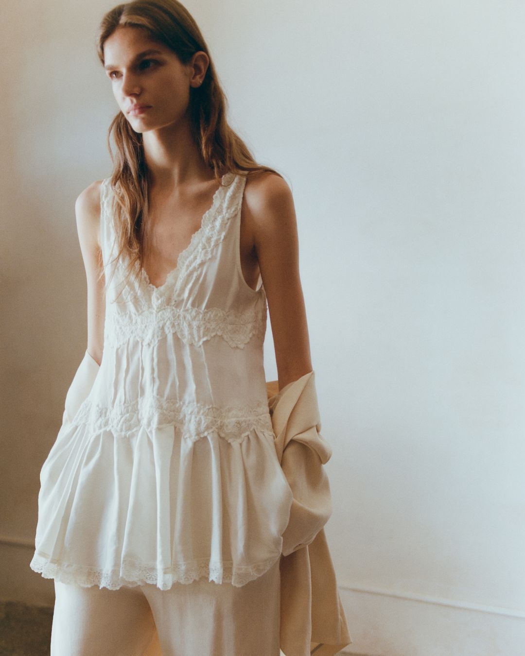 Ammi Woman tunic dress with subtle volume sleeves and front buttons, ideal for effortless casual elegance