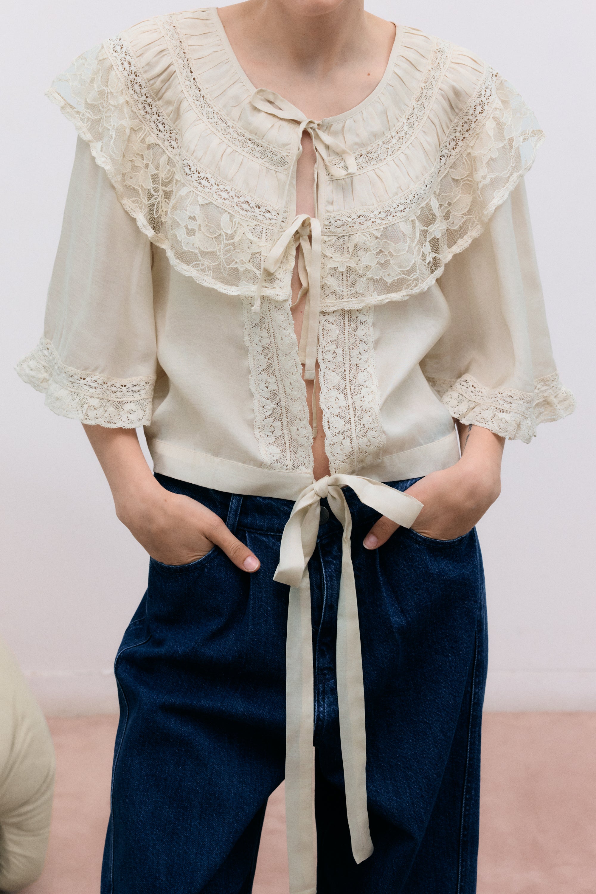 Blouse confectionnée dans un mélange raffiné de viscose et de soie, avec des détails en dentelle élégants et délicats qui ajoutent une touche romantique.