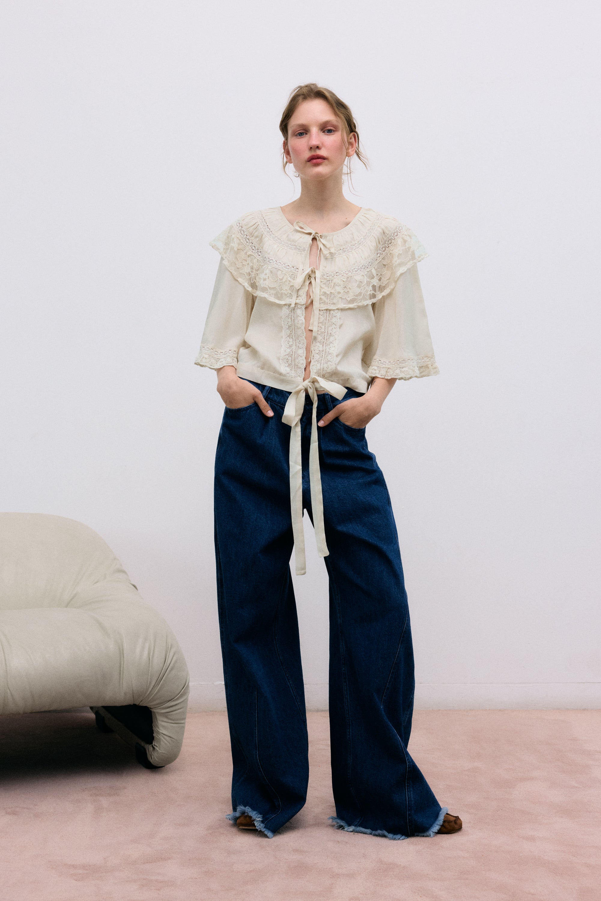 Blouse confectionnée dans un mélange raffiné de viscose et de soie, avec des détails en dentelle élégants et délicats qui ajoutent une touche romantique.