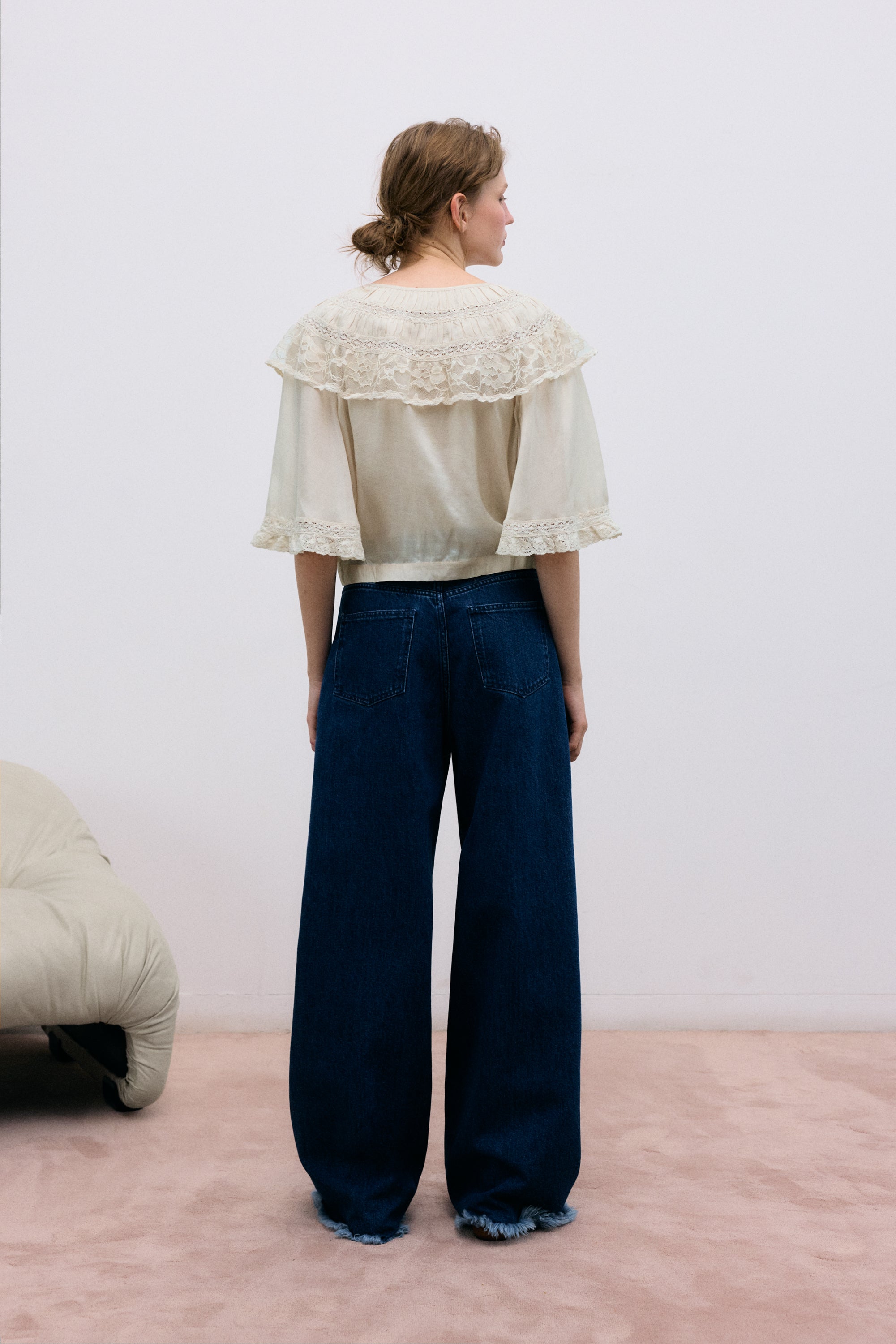 Blouse confectionnée dans un mélange raffiné de viscose et de soie, avec des détails en dentelle élégants et délicats qui ajoutent une touche romantique.