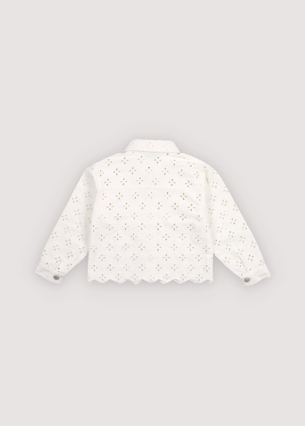 Jeansjacke mit zarten, durchgehenden Stickereien, die sie zu einem einzigartigen und besonderen Statement-Stück machen.