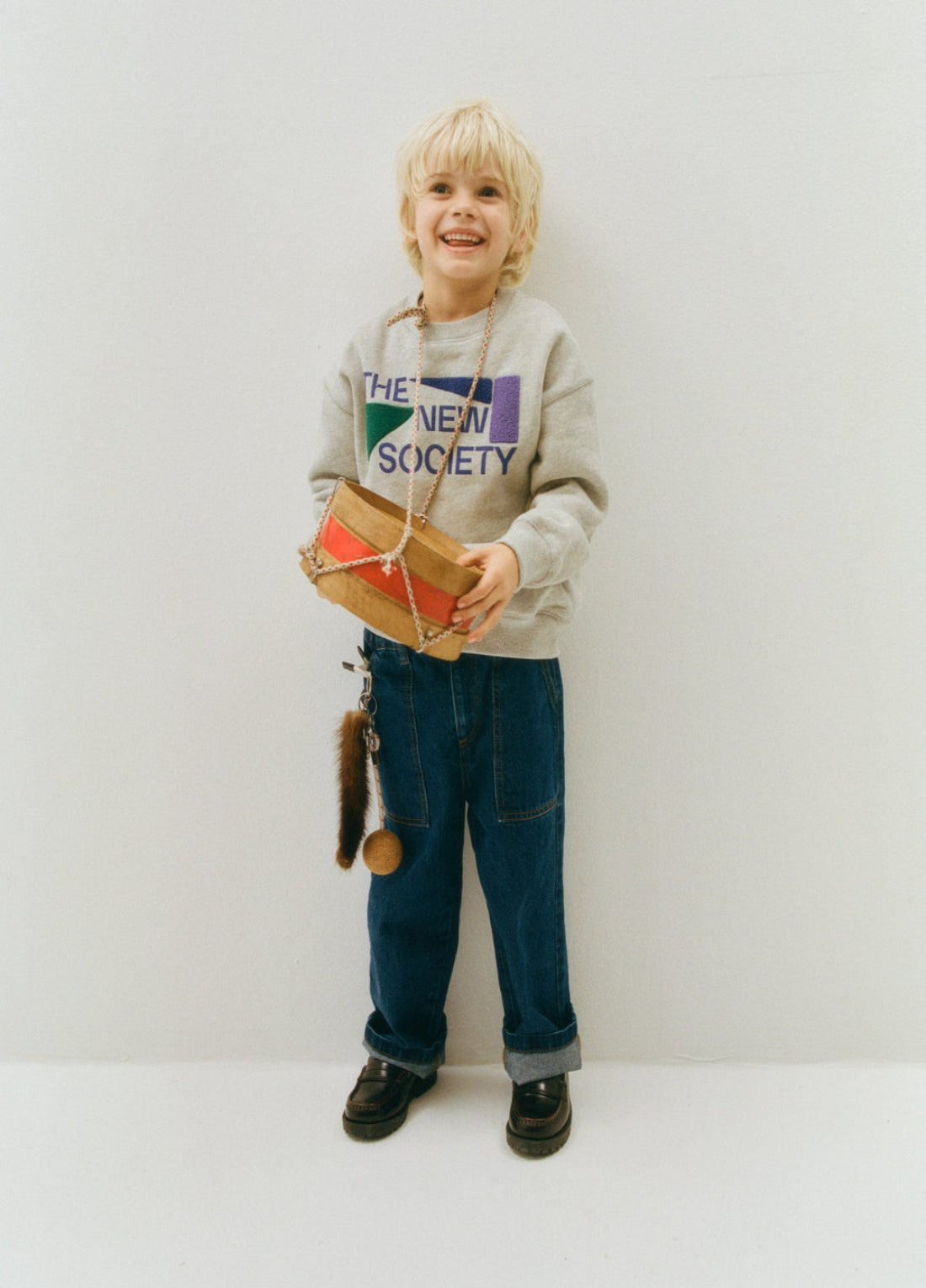 Grey melange fleece sweatshirt with a colorful brand print on the front and terry details.Brushed on the inside and outside.  It comes with a matching t-shirt and joggers to complete the full set.