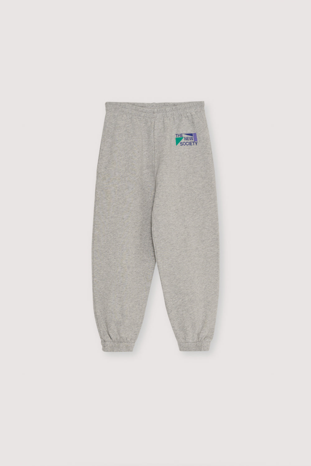 Wide jogging with a forward side seam and side pockets. They feature an elastic waistband and cuffs, with a print detail on the side. Brushed on the inside and outside.