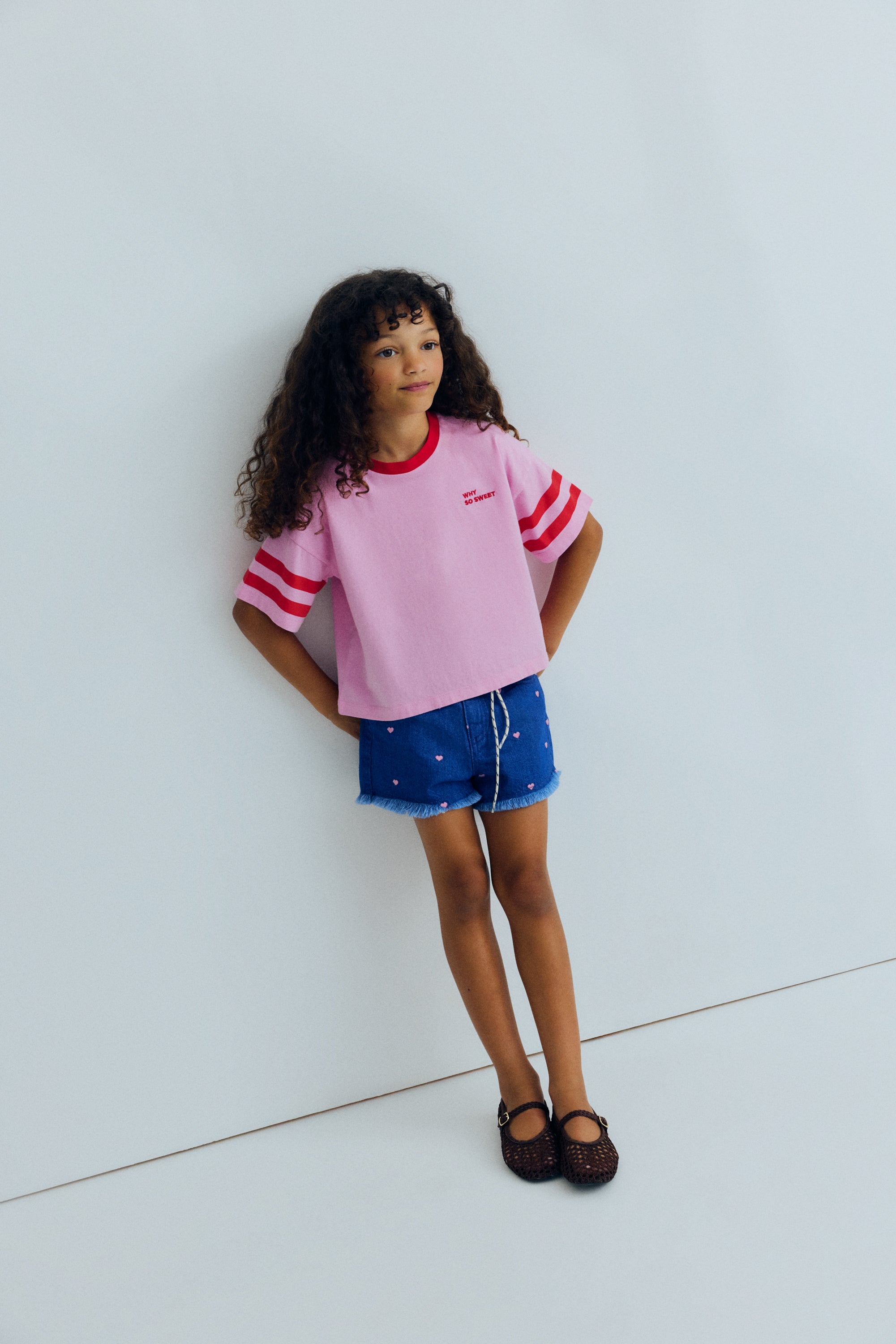 total look with Crop cotton t-shirt with contrasting branded embroidery, stripe print on the sleeve, and collection print on the back.