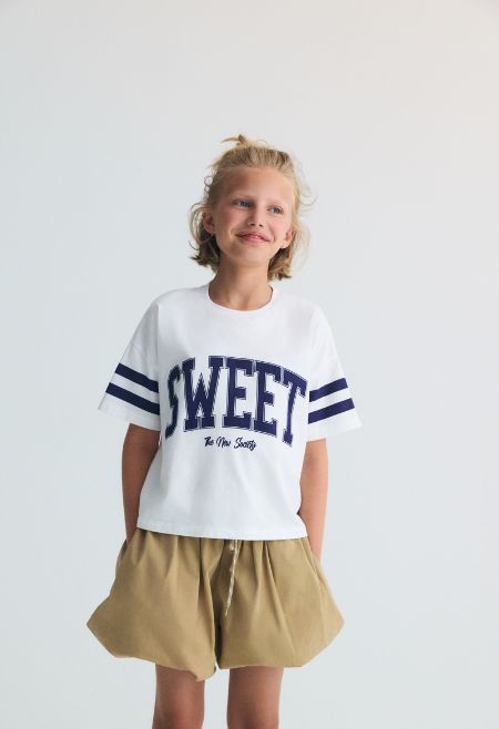 Soft and lightweight cotton jersey crop tee featuring contrast prints on the sleeves and a “Sweet” print on the front for a playful, contemporary look.