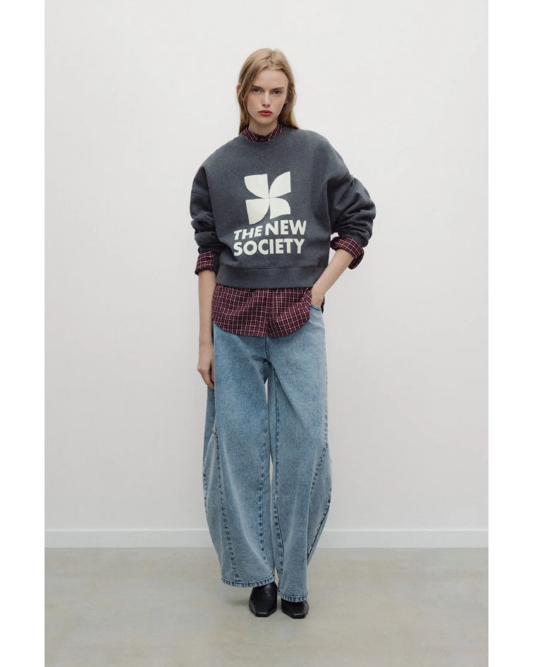 The TNS Logo Woman Sweatshirt is a modern casual essential, crafted from soft 100% cotton for exceptional comfort and everyday wear. 