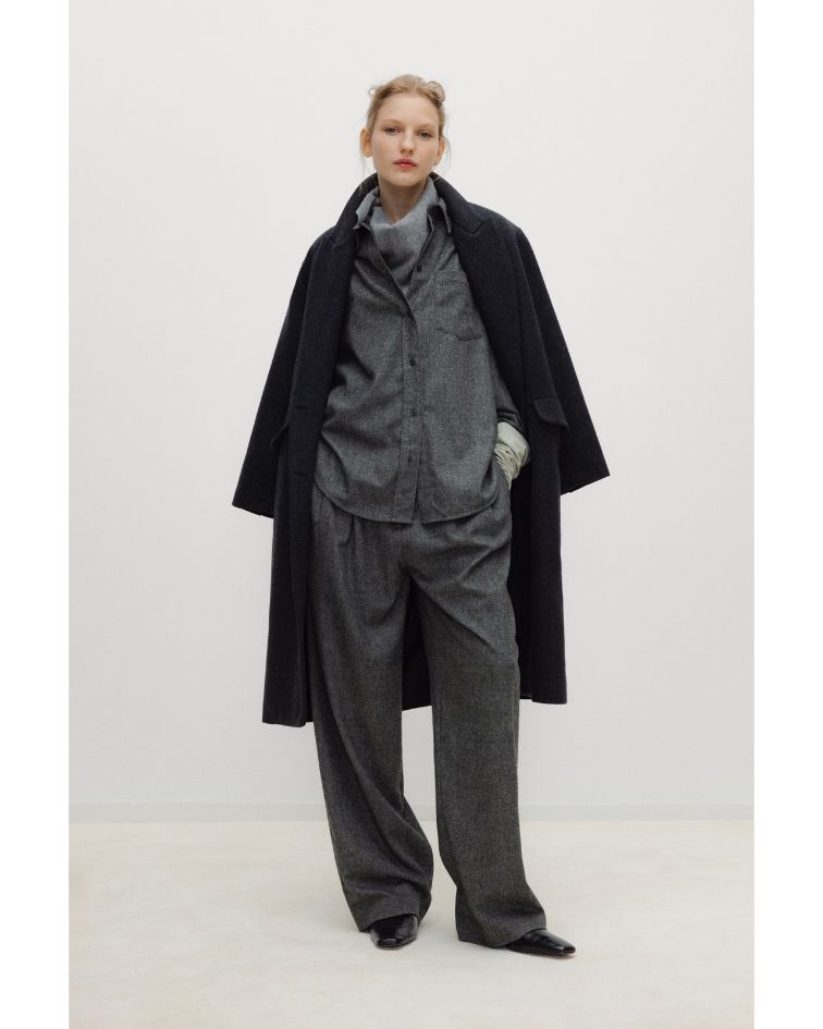 The Opal Woman Shirt is a timeless wardrobe staple, combining relaxed tailoring with everyday sophistication.