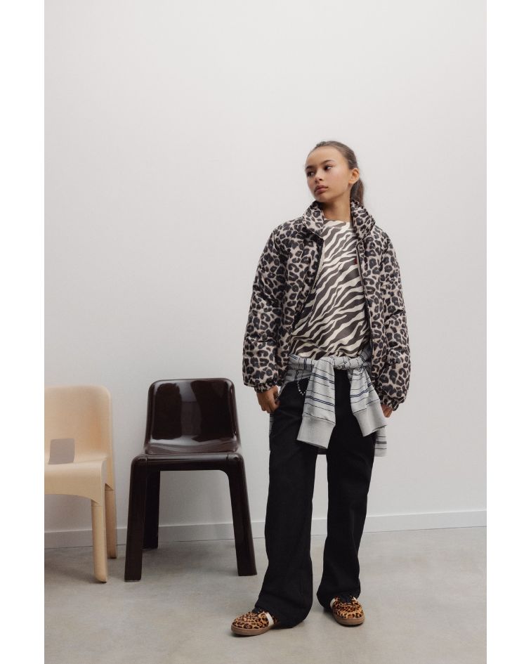 The Moosie Outerwear Jacket is crafted from quilted technical fabric with a bold leopard print, bringing warmth, comfort and character to everyday dressing. 