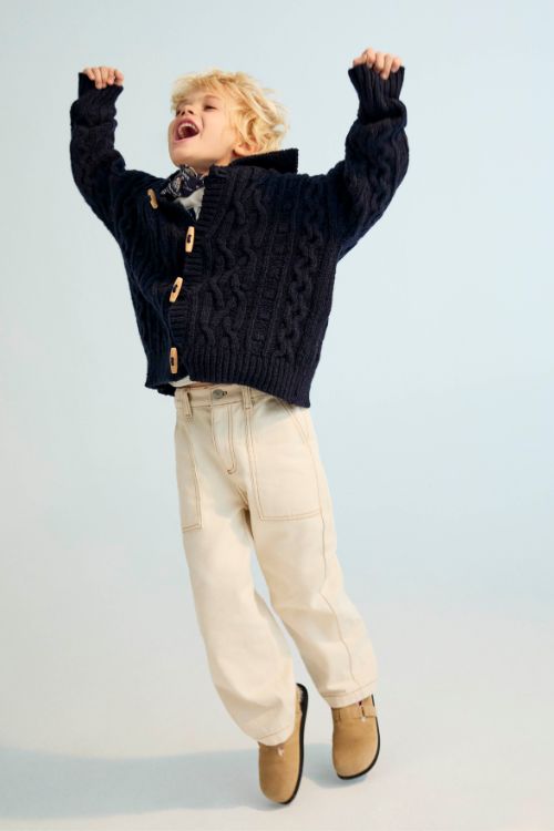 The New Society Maria Cardigan (Infinite Navy) – knitted recycled-wool blend, front opening with wooden toggles, made in Portugal.