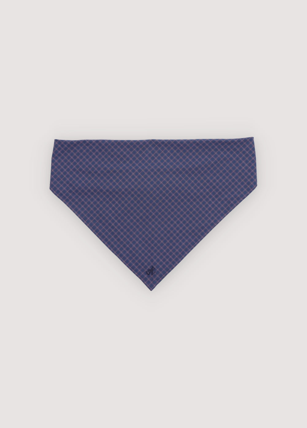 Square scarf made of 100% tencel with a brand embroidery detail. There is a matching shirt available to create a complete set.