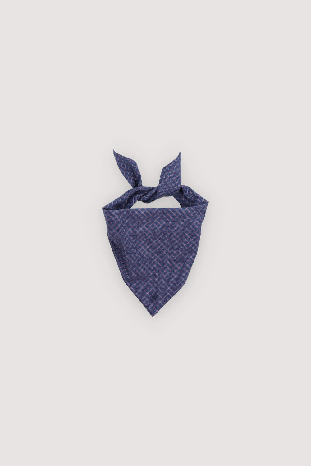 Square scarf made of 100% tencel with a brand embroidery detail. There is a matching shirt available to create a complete set.