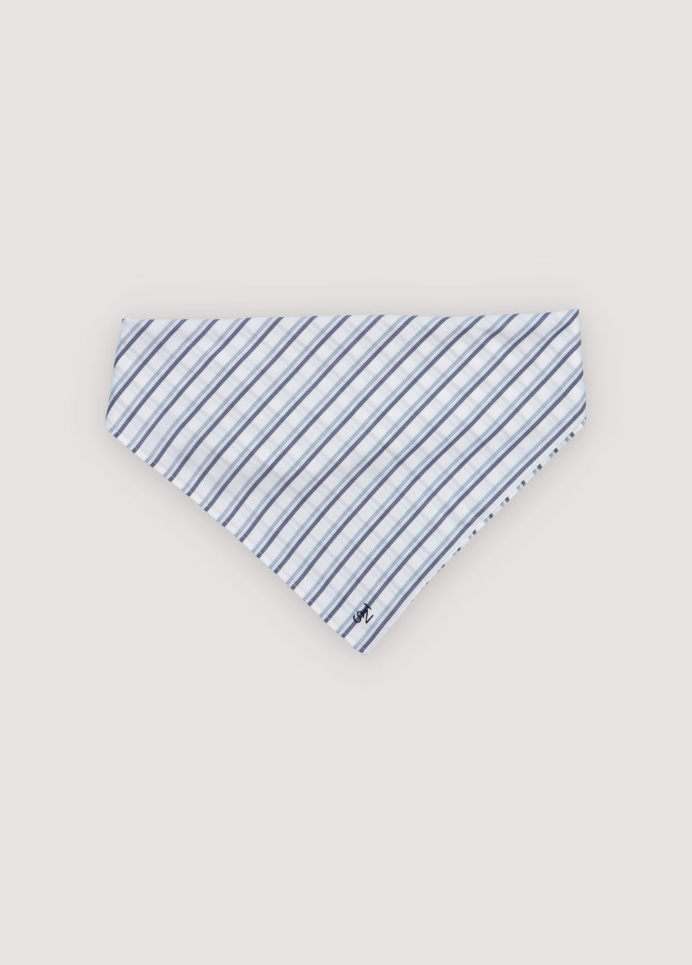 Square scarf made of 100% tencel with a brand embroidery detail. There is a matching shirt available to create a complete set.