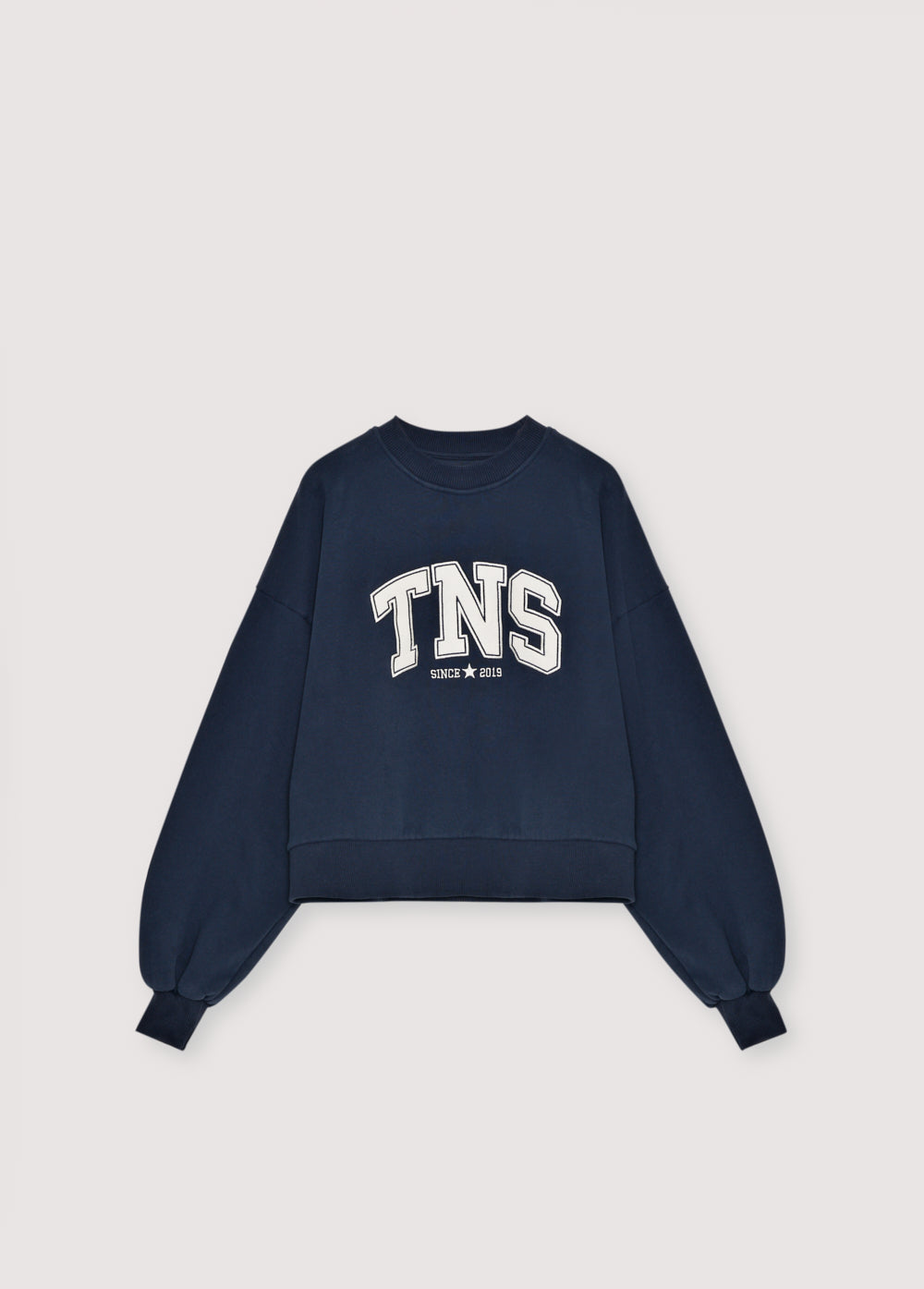 Crop-style sweater with puffed sleeves and a brand patch on the front. Brushed on the inside and outside.