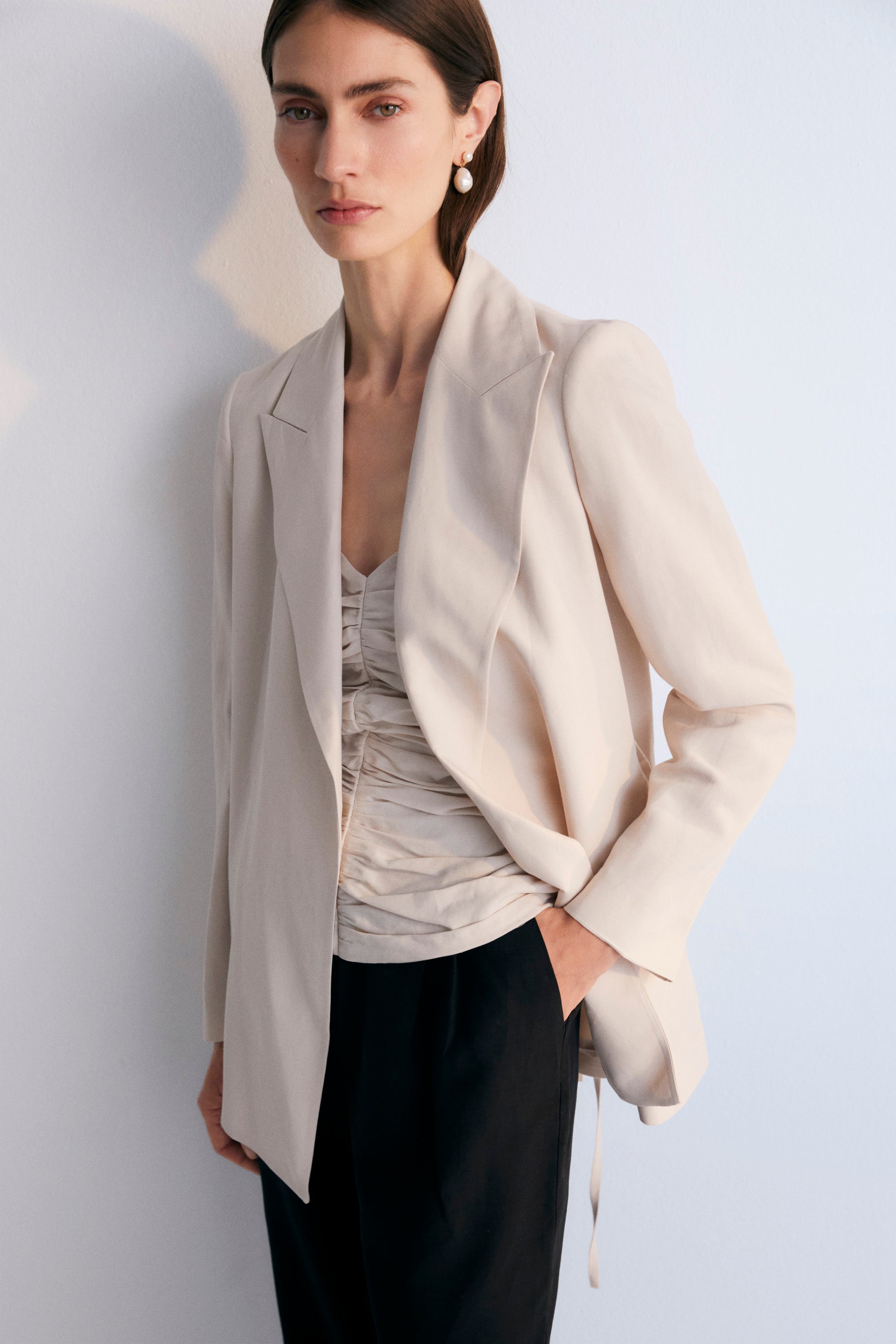 Thin rayon/linen blend blazer. An elegant and versatile garment. Woman Spring Summer Collection. The New Society