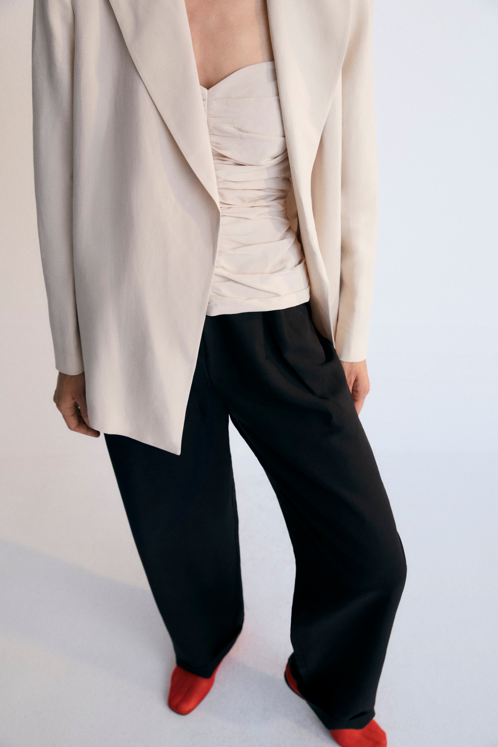 Thin rayon/linen blend blazer. An elegant and versatile garment. Woman Spring Summer Collection. The New Society