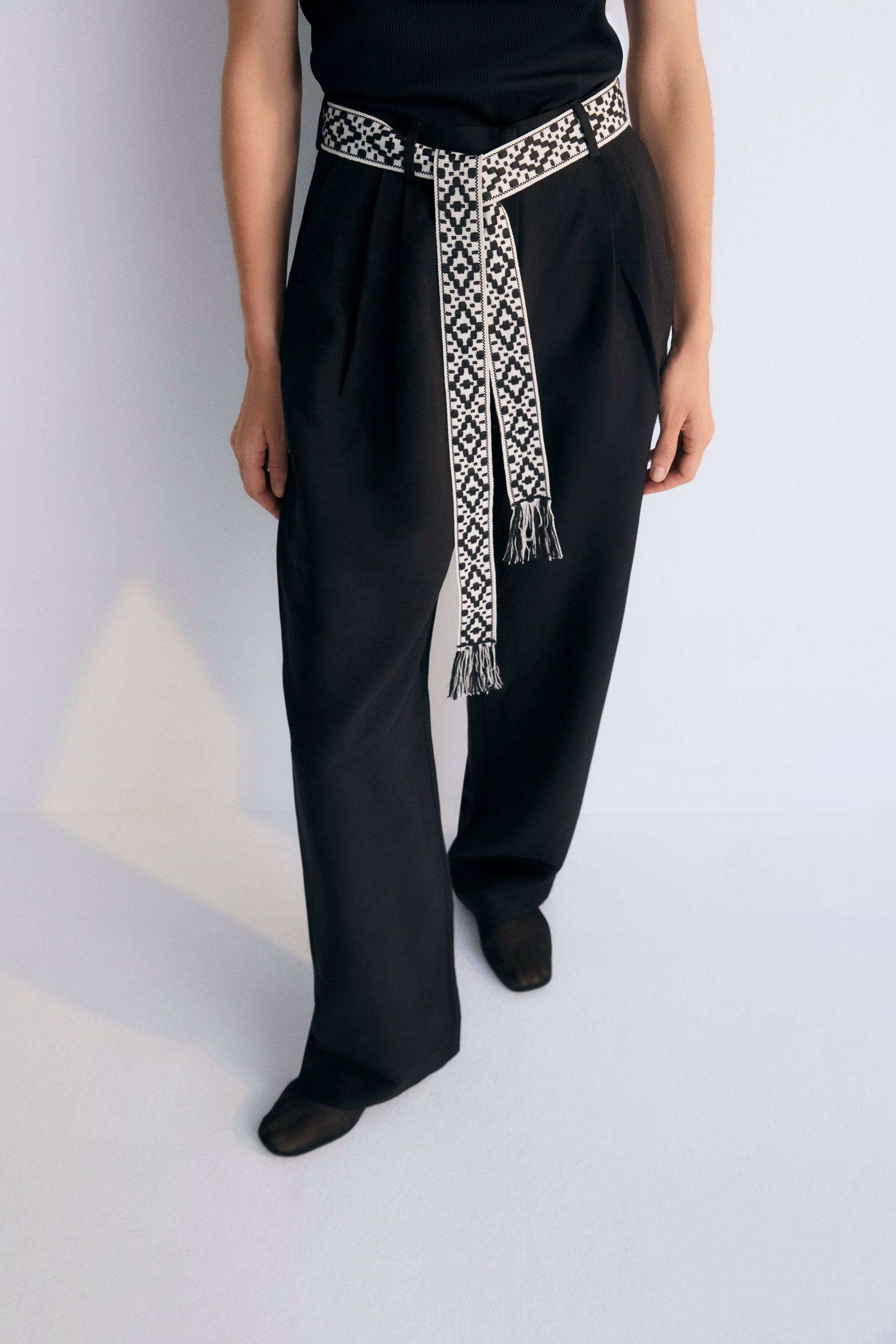 Flowy rayon/linen pant. An elegant and versatile garment that comes with a matching blazer to complete the look. Woman Spring Summer The New Society.