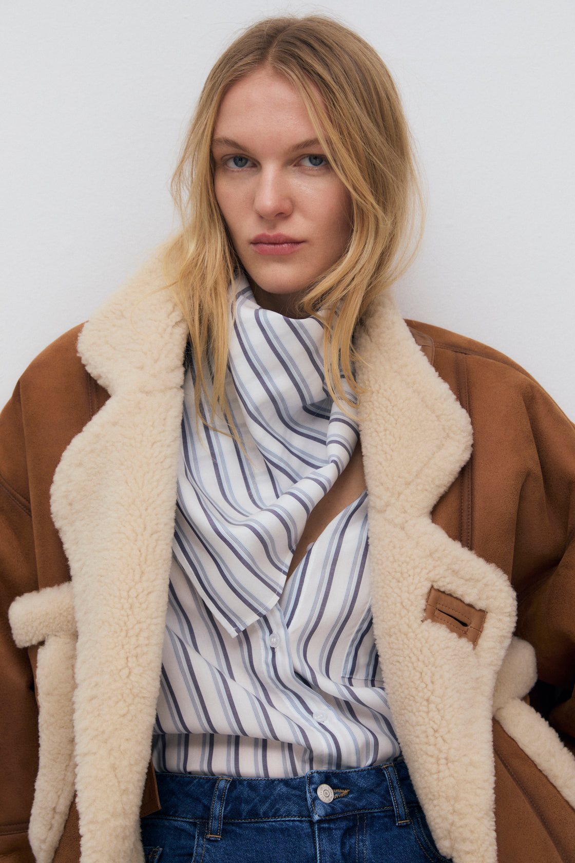 Tencel striped shirt in bluish tones with cuffs and button opening in the same tone. It features a patch pocket on the front I t has a matching scarf in the same quality.