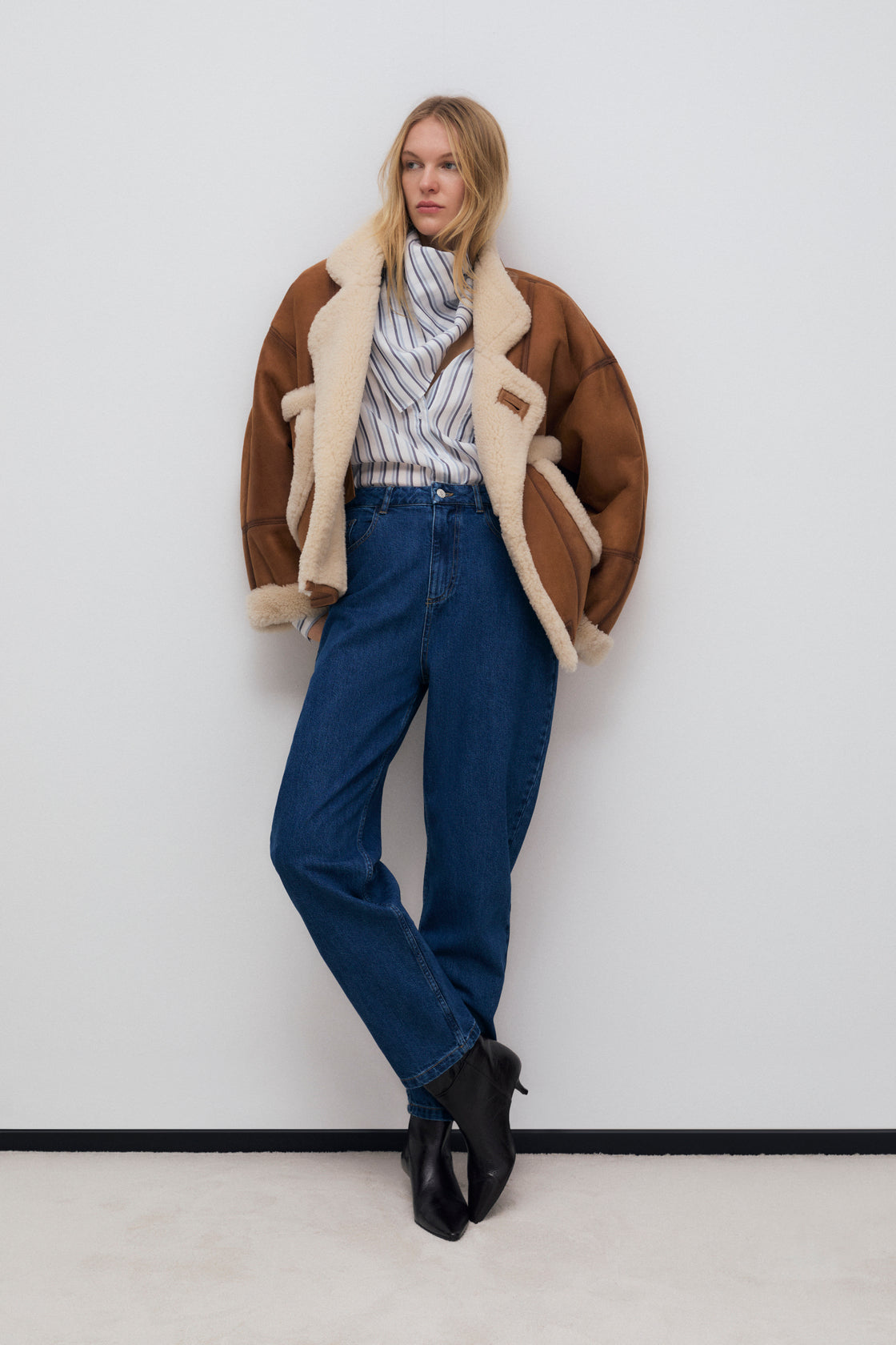 Tencel striped shirt in bluish tones with cuffs and button opening in the same tone. It features a patch pocket on the front I t has a matching scarf in the same quality.