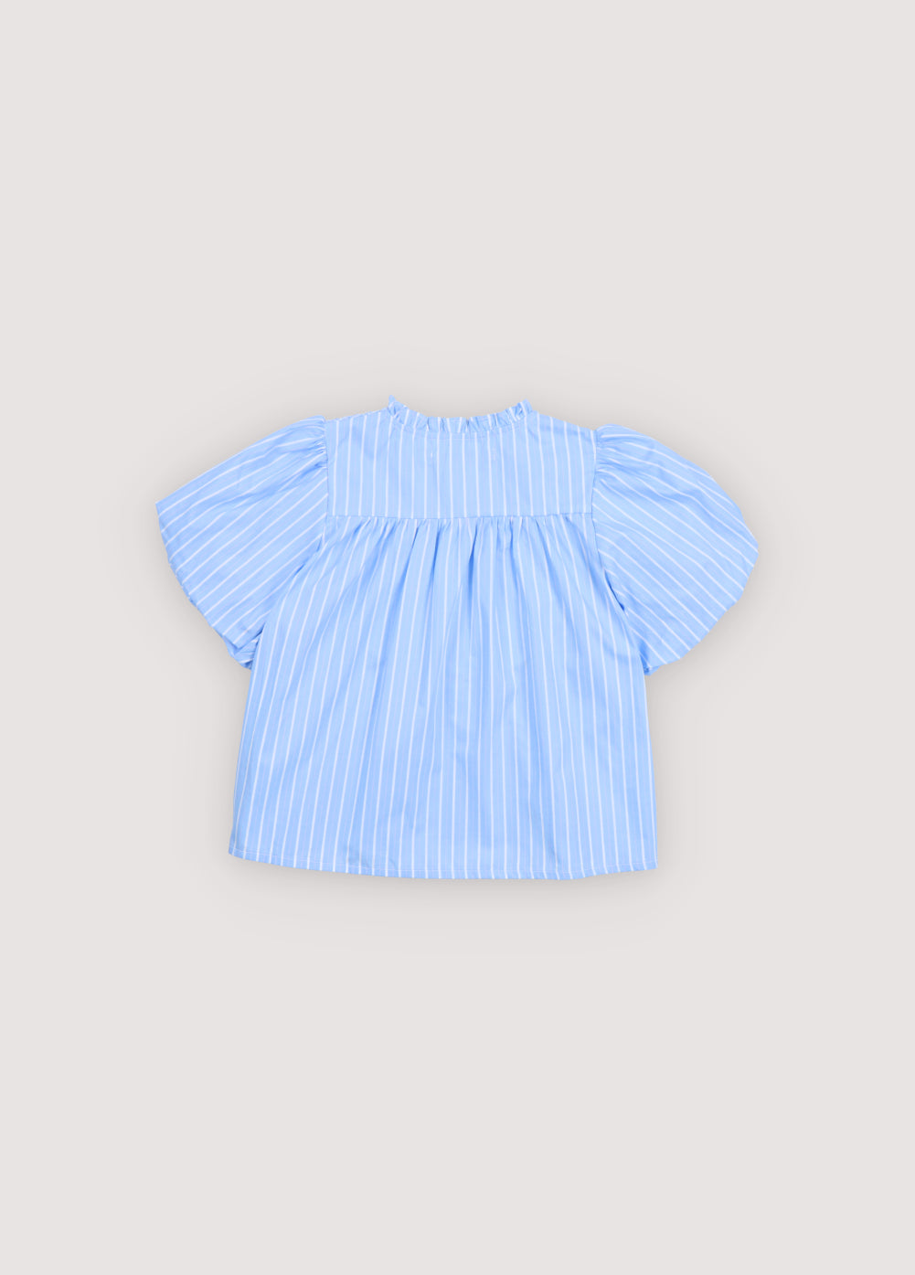 ブルーストライプのブラウスは、ボタン開きの美しいスモッキングフロントとオリジナルのパフスリーブが特徴の、フェミニンで特別な一枚です。